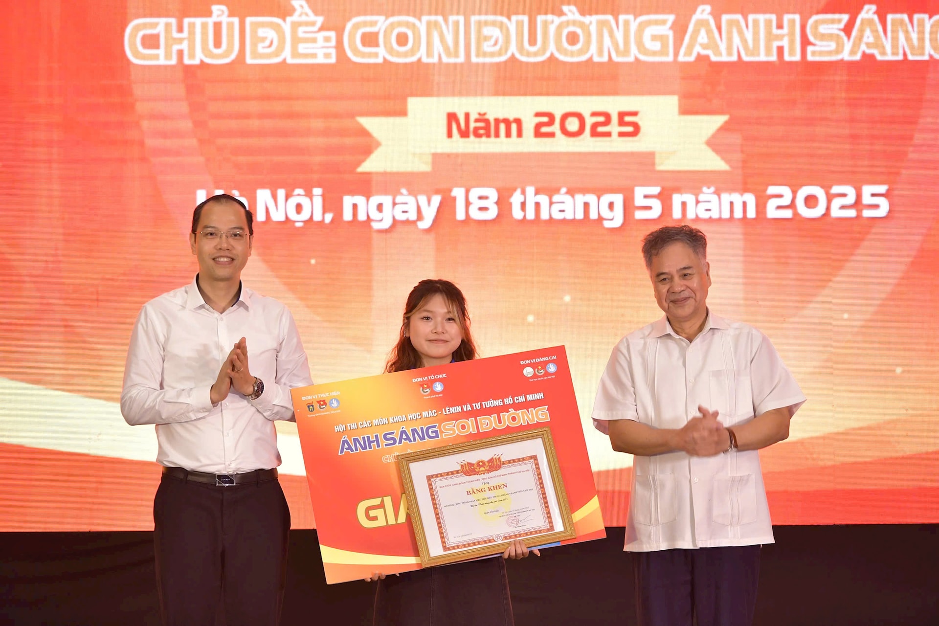Chung kết Hội thi các môn khoa học và Chủ nghĩa Mác-Lênin, tư tưởng Hồ Chí Minh “Ánh sáng soi đường" năm 2025- Ảnh 2.