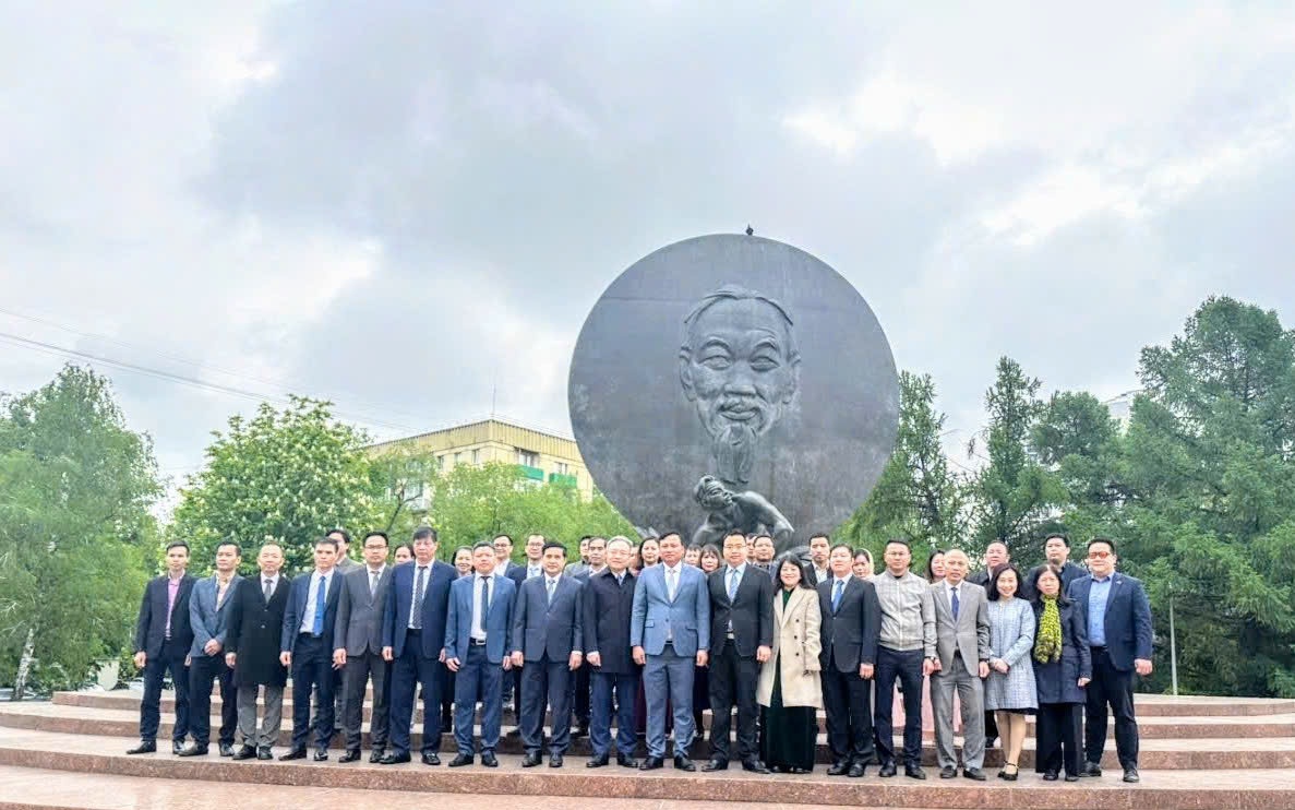 Đoàn công tác Công an thành phố Hà Nội cùng toàn thể lãnh đạo, nhân viên Đại sứ quán Việt Nam tại Liên bang Nga tham dự Lễ dâng hoa