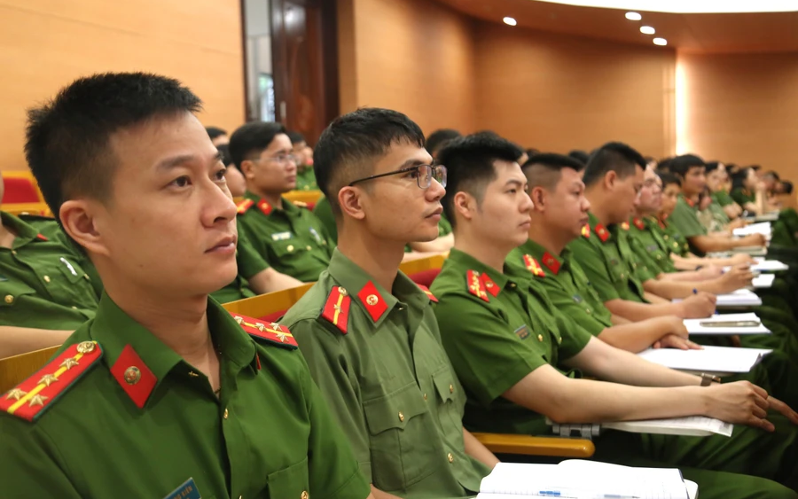 Đoàn viên, thanh niên Công an thành phố Hà Nội theo dõi các chuyên đề tại Chương trình