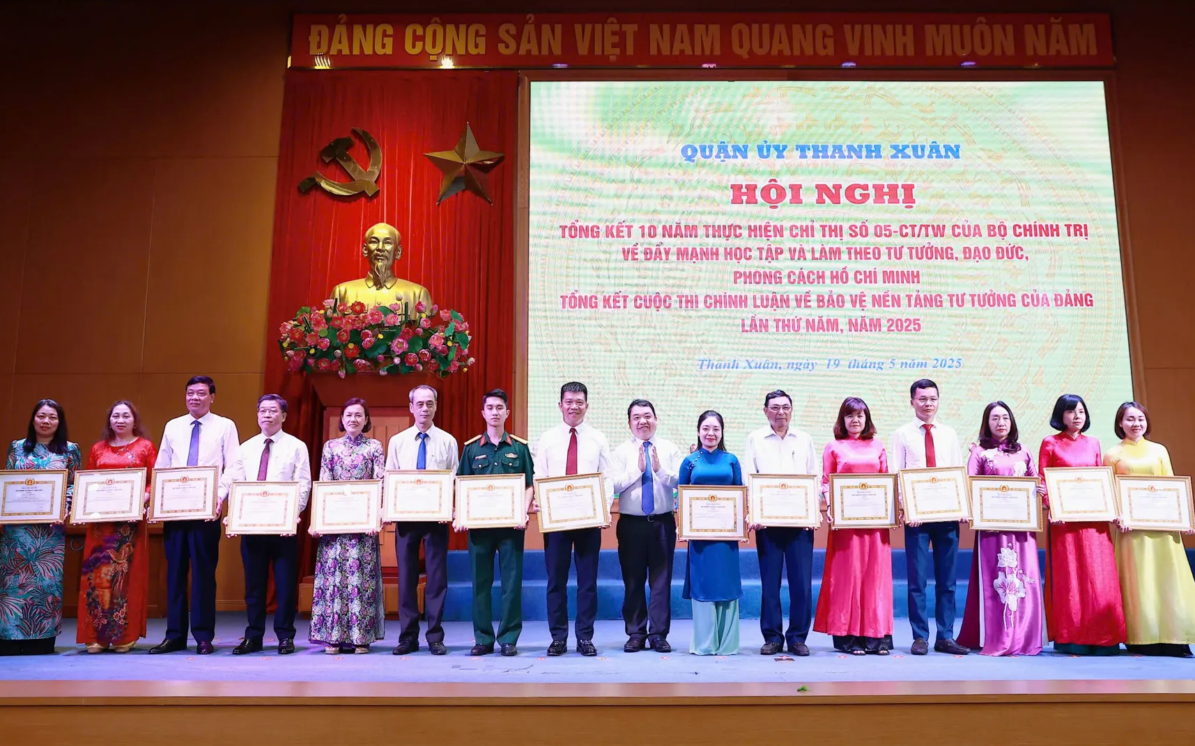 Phó Trưởng Ban Tuyên giáo và Dân vận Thành ủy Hà Nội Đào Xuân Dũng trao Giấy khen cho các tập thể