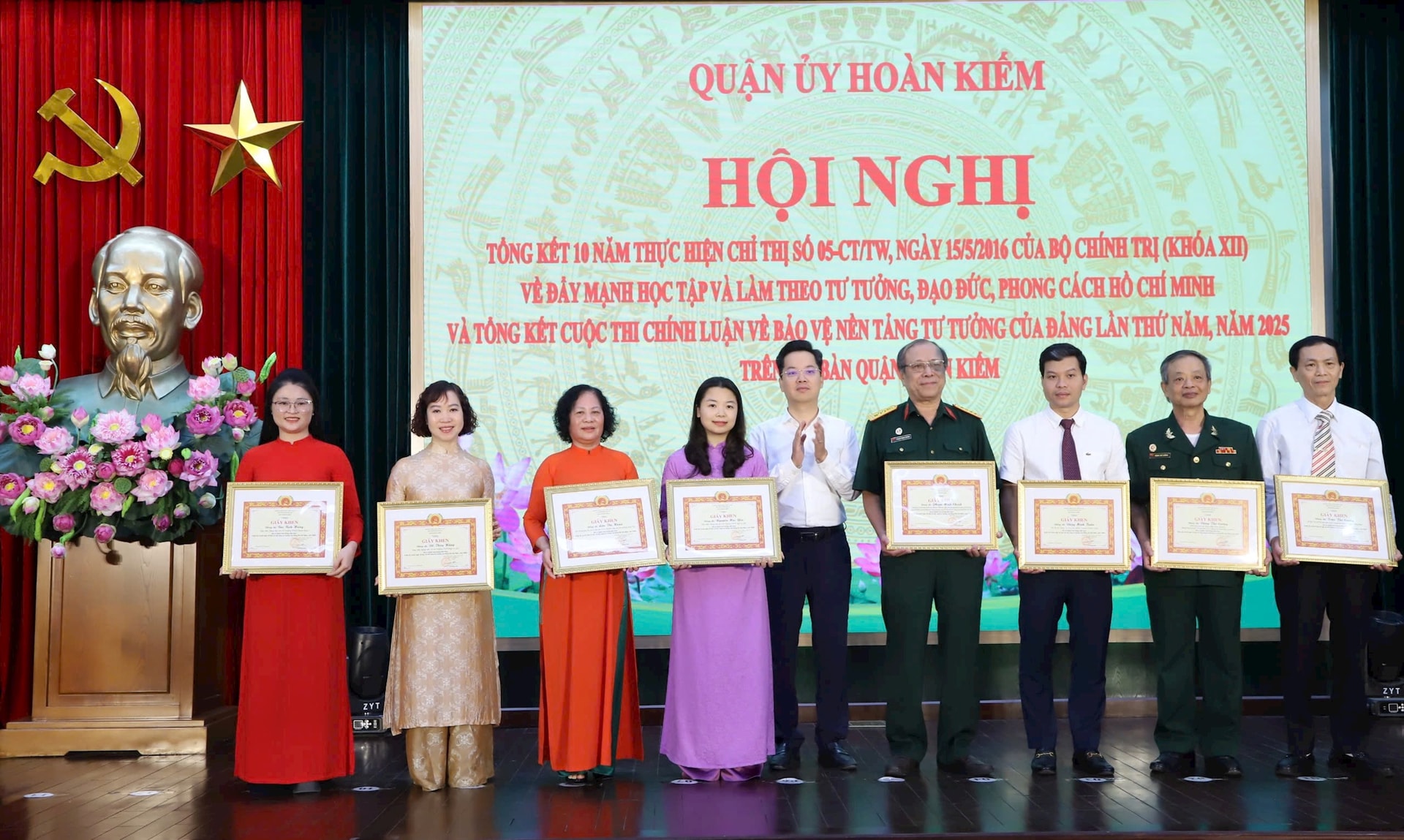 Quận Hoàn Kiếm tổng kết 10 năm triển khai thực hiện Chỉ thị số 05-CT/TƯ của Bộ Chính trị- Ảnh 4.
