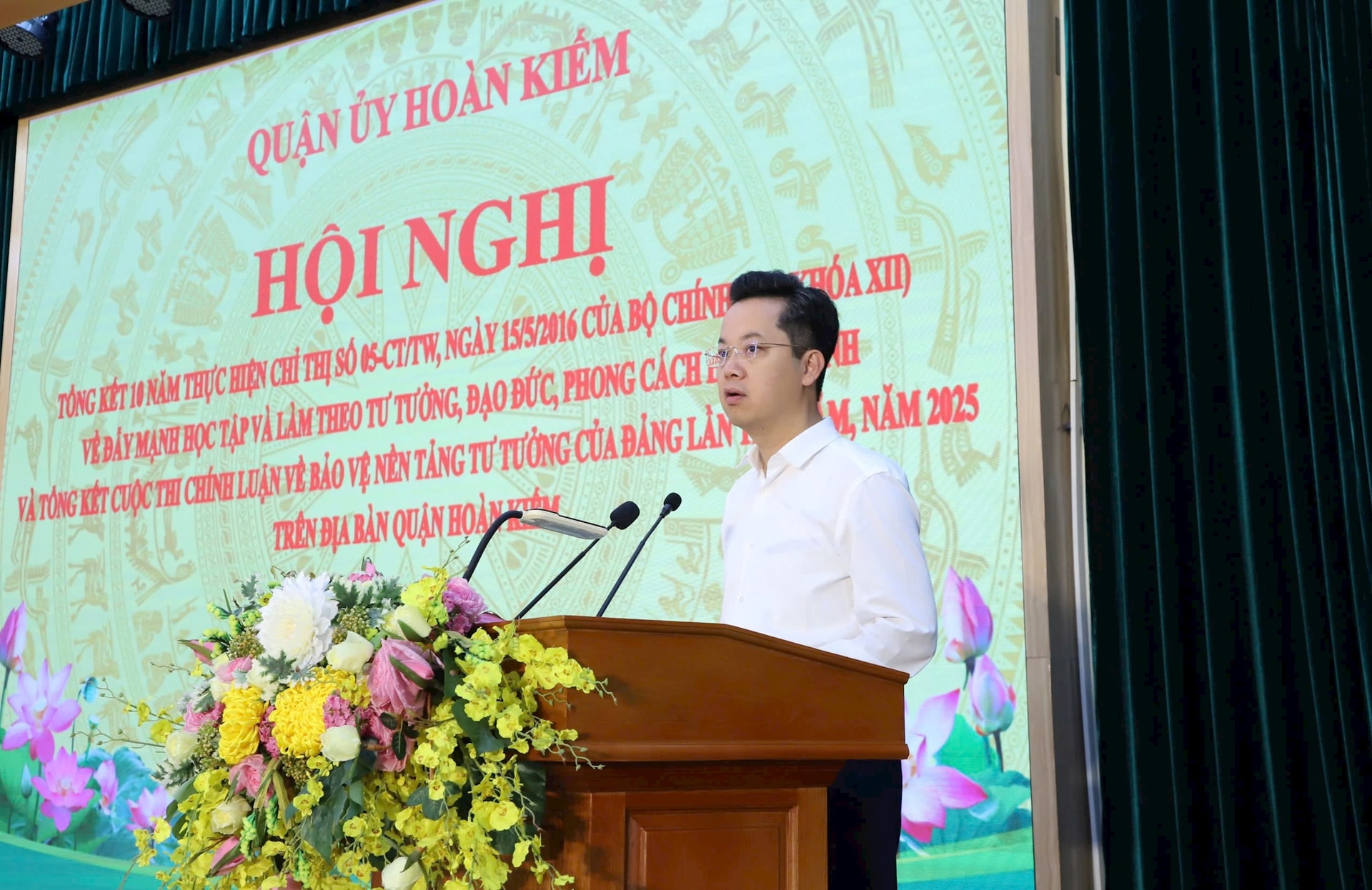 Quận Hoàn Kiếm tổng kết 10 năm triển khai thực hiện Chỉ thị số 05-CT/TƯ của Bộ Chính trị- Ảnh 1.