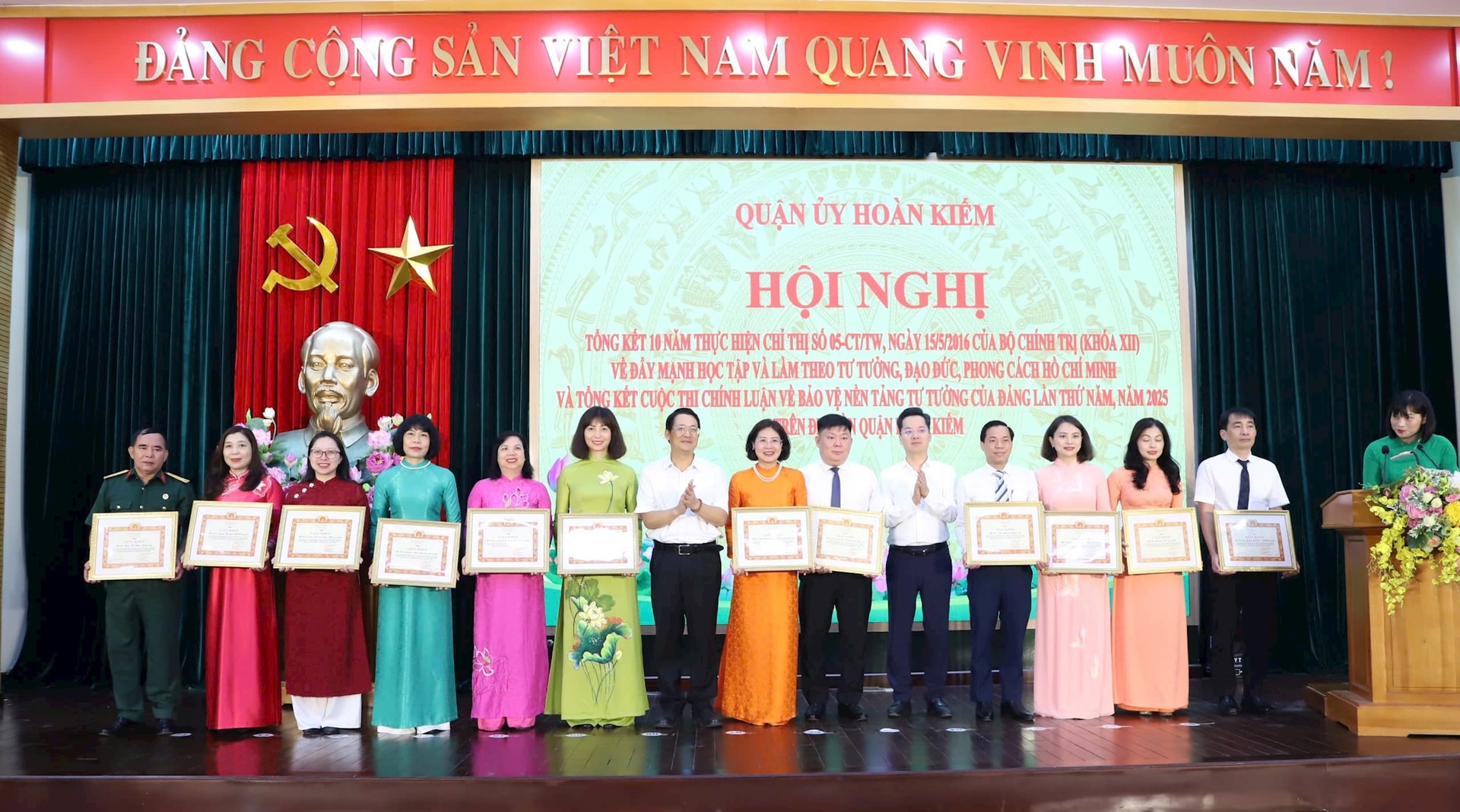 Quận Hoàn Kiếm tổng kết 10 năm triển khai thực hiện Chỉ thị số 05-CT/TƯ của Bộ Chính trị- Ảnh 2.