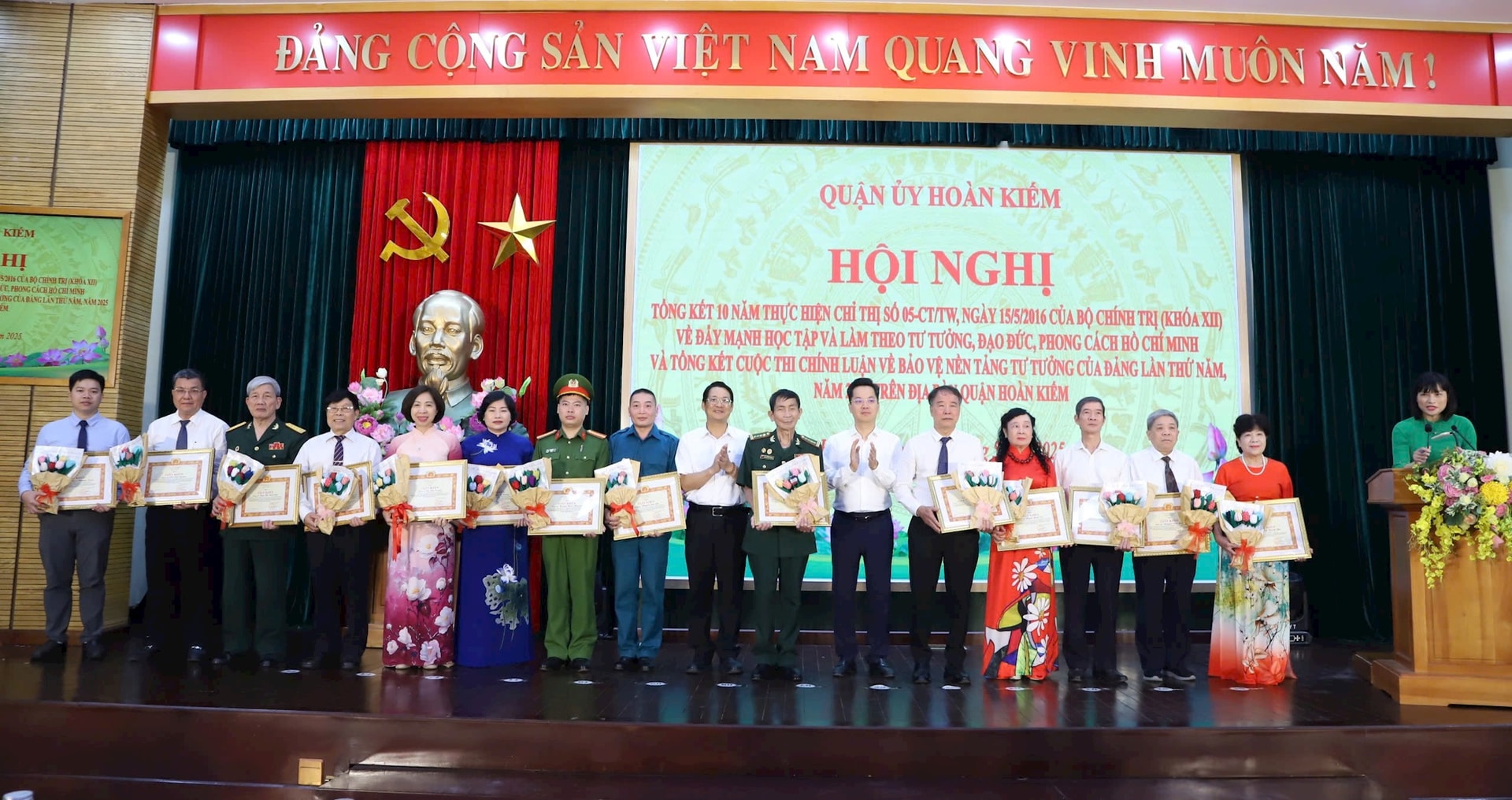 Quận Hoàn Kiếm tổng kết 10 năm triển khai thực hiện Chỉ thị số 05-CT/TƯ của Bộ Chính trị- Ảnh 3.