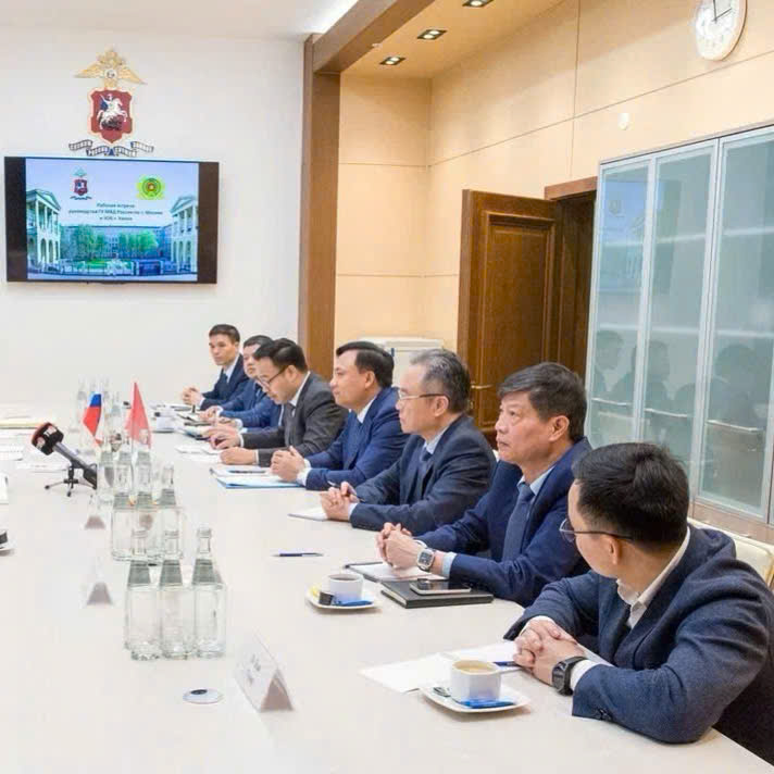 Đoàn công tác Công an thành phố Hà Nội dâng hoa tại Quảng trường Hồ Chí Minh ở thành phố Mát-xcơ-va, Liên bang Nga nhân dịp kỷ niệm 135 năm Ngày sinh Chủ tịch Hồ Chí Minh- Ảnh 5.