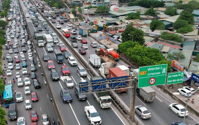 Hanoi launches action plan to enforce road traffic safety law- Ảnh 1.