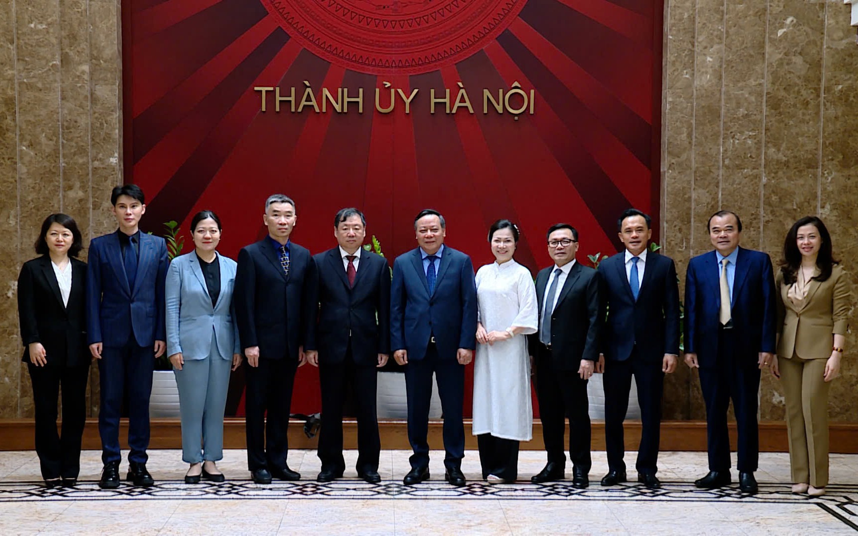 Các đại biểu chụp ảnh lưu niệm 