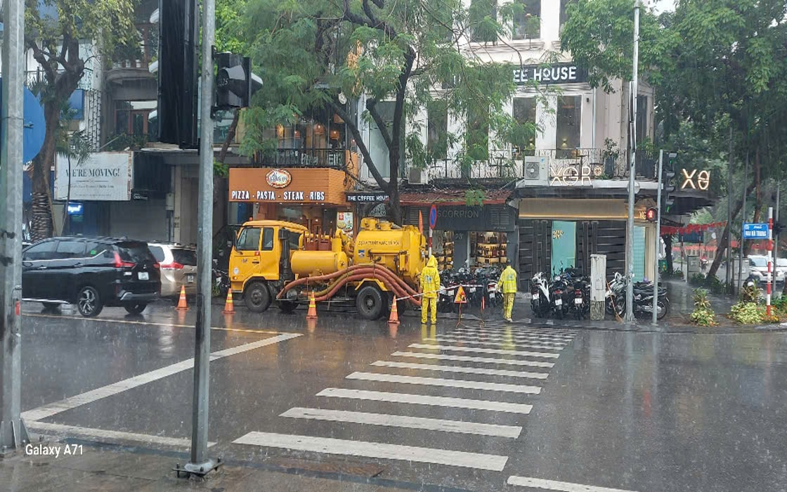 Công nhân và phương tiện thuộc Xí nghiệp Thi công cơ giới xây lắp ứng trực tại ngã tư Hàng Bài - Bà Triệu (quận Hoàn Kiếm)
