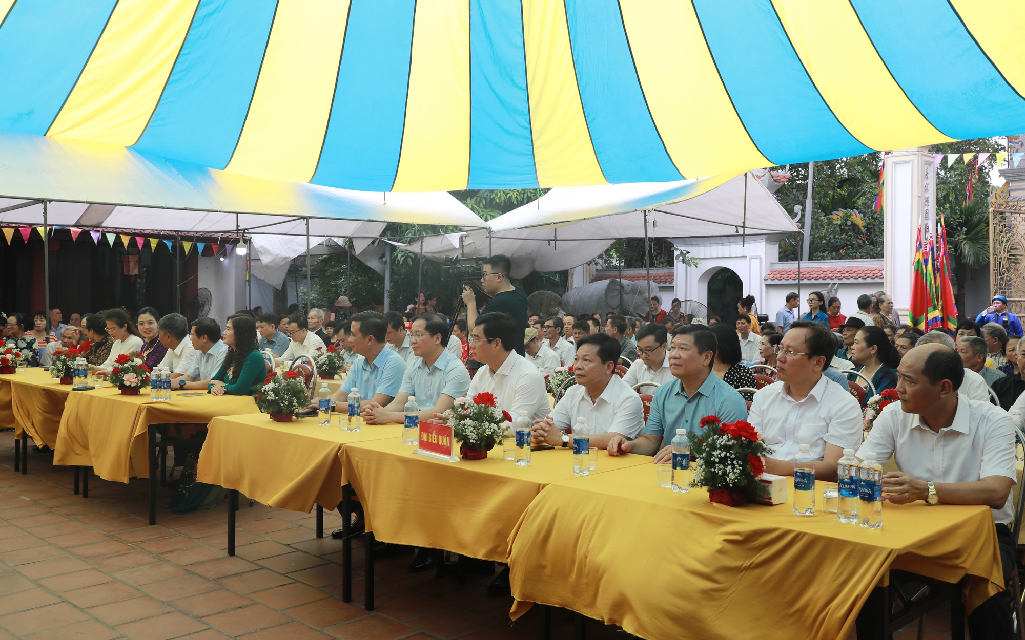 Các đồng chí lãnh đạo quận và phường cùng đông đảo nhân dân dự buổi lễ