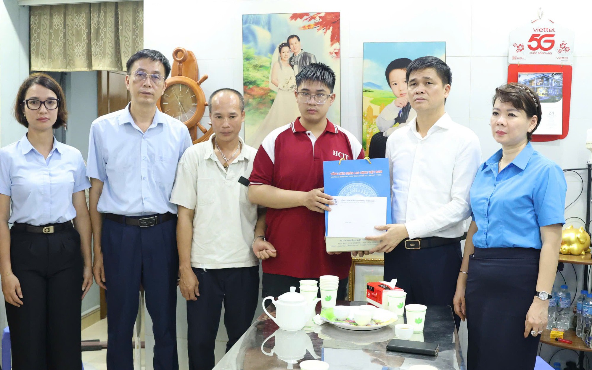 Lãnh đạo Tổng LĐLĐ Việt Nam trao hỗ trợ cho anh Ngô Tuấn Anh và cháu Ngô Xương Bách.