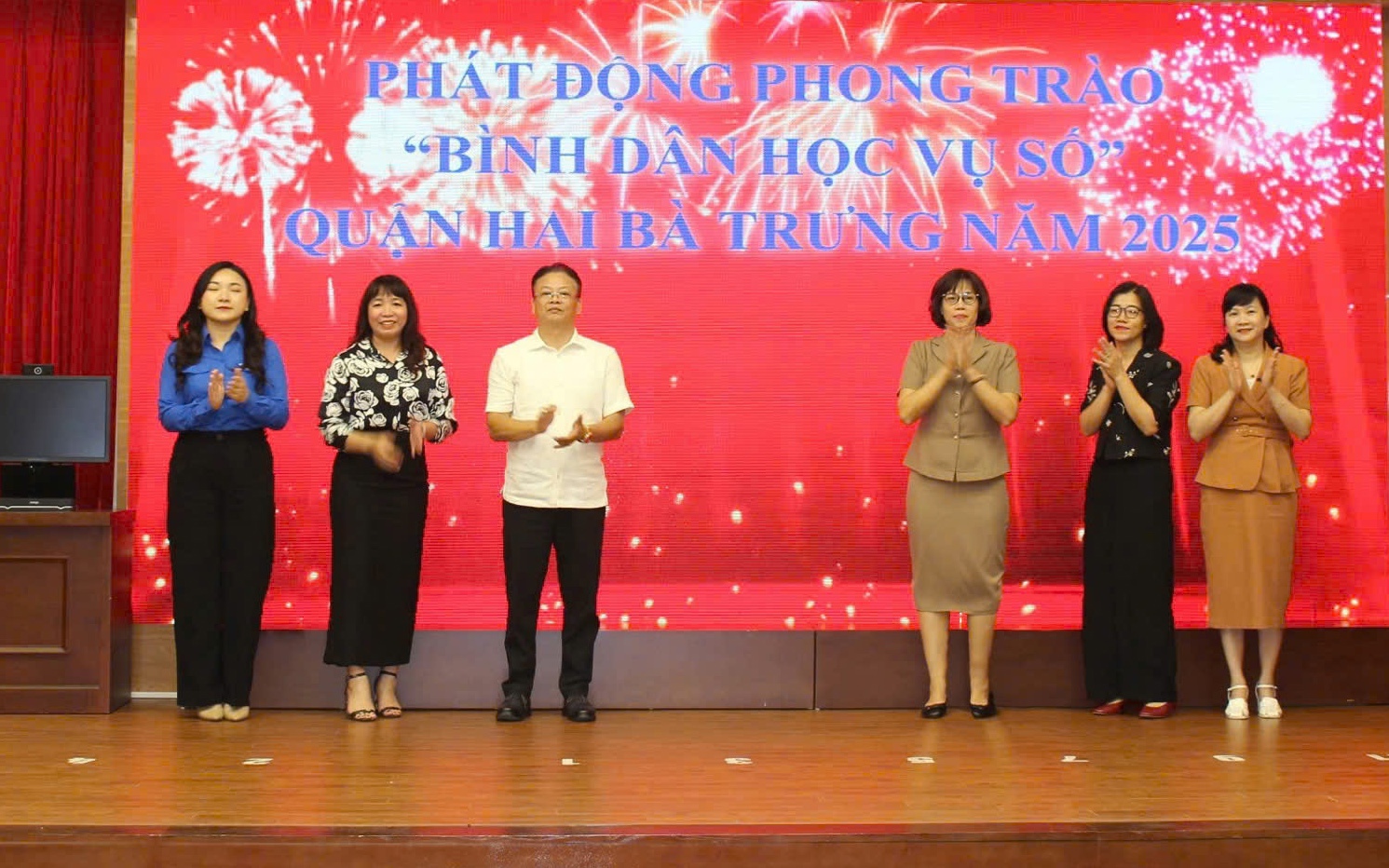 Các đại biểu nhấn nút phát động phong trào
