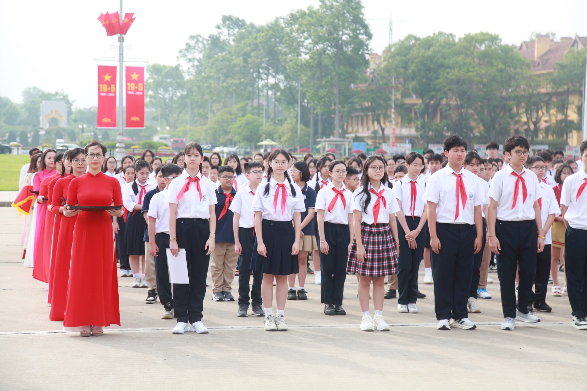 200 học sinh giỏi tiêu biểu của Thủ đô báo công dâng Bác- Ảnh 3.