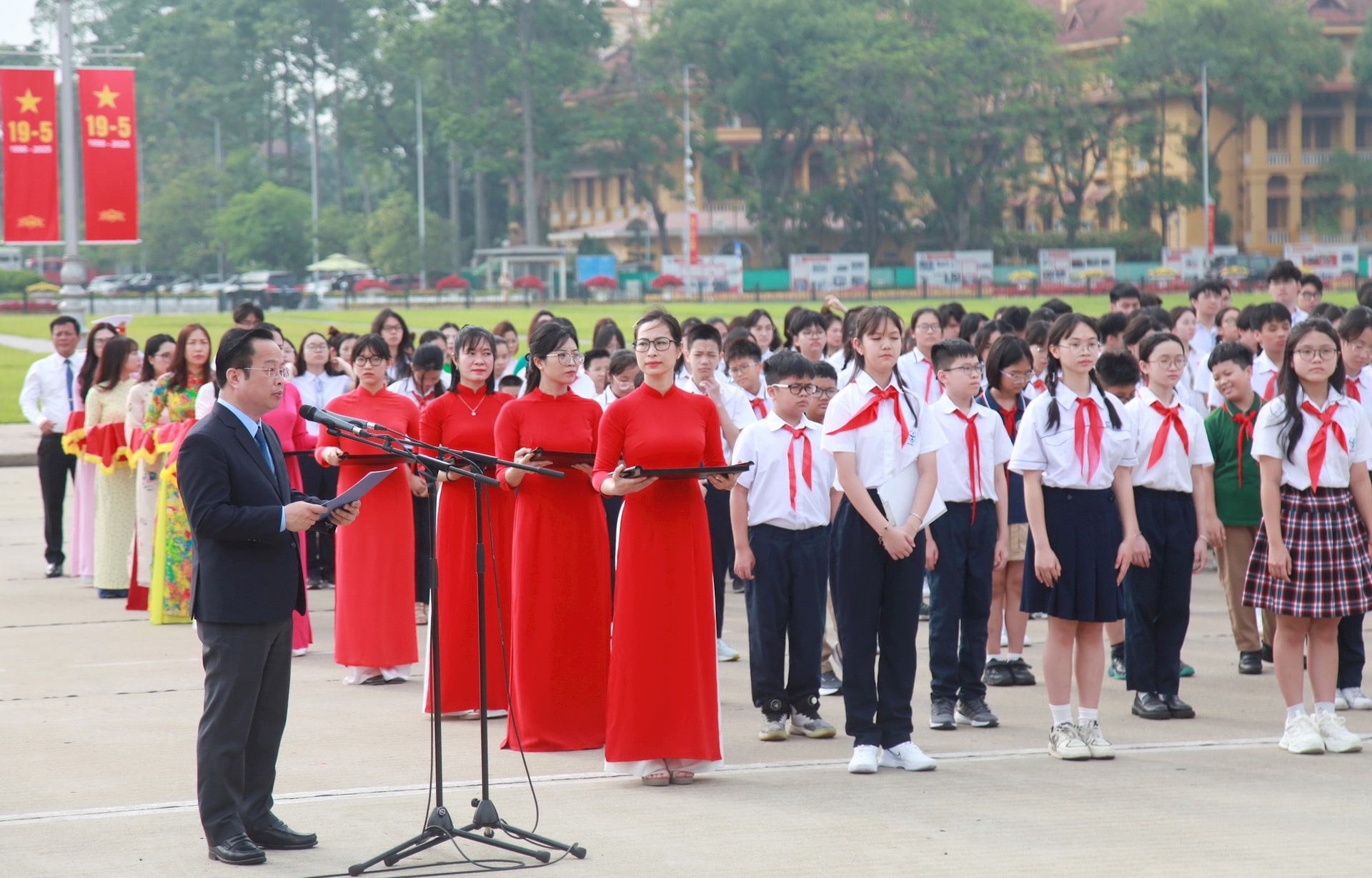 200 học sinh giỏi tiêu biểu của Thủ đô báo công dâng Bác- Ảnh 2.