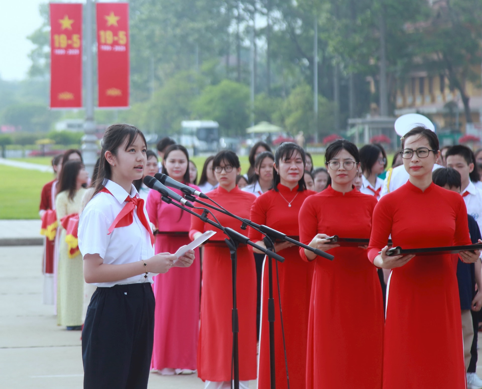 200 học sinh giỏi tiêu biểu của Thủ đô báo công dâng Bác- Ảnh 4.