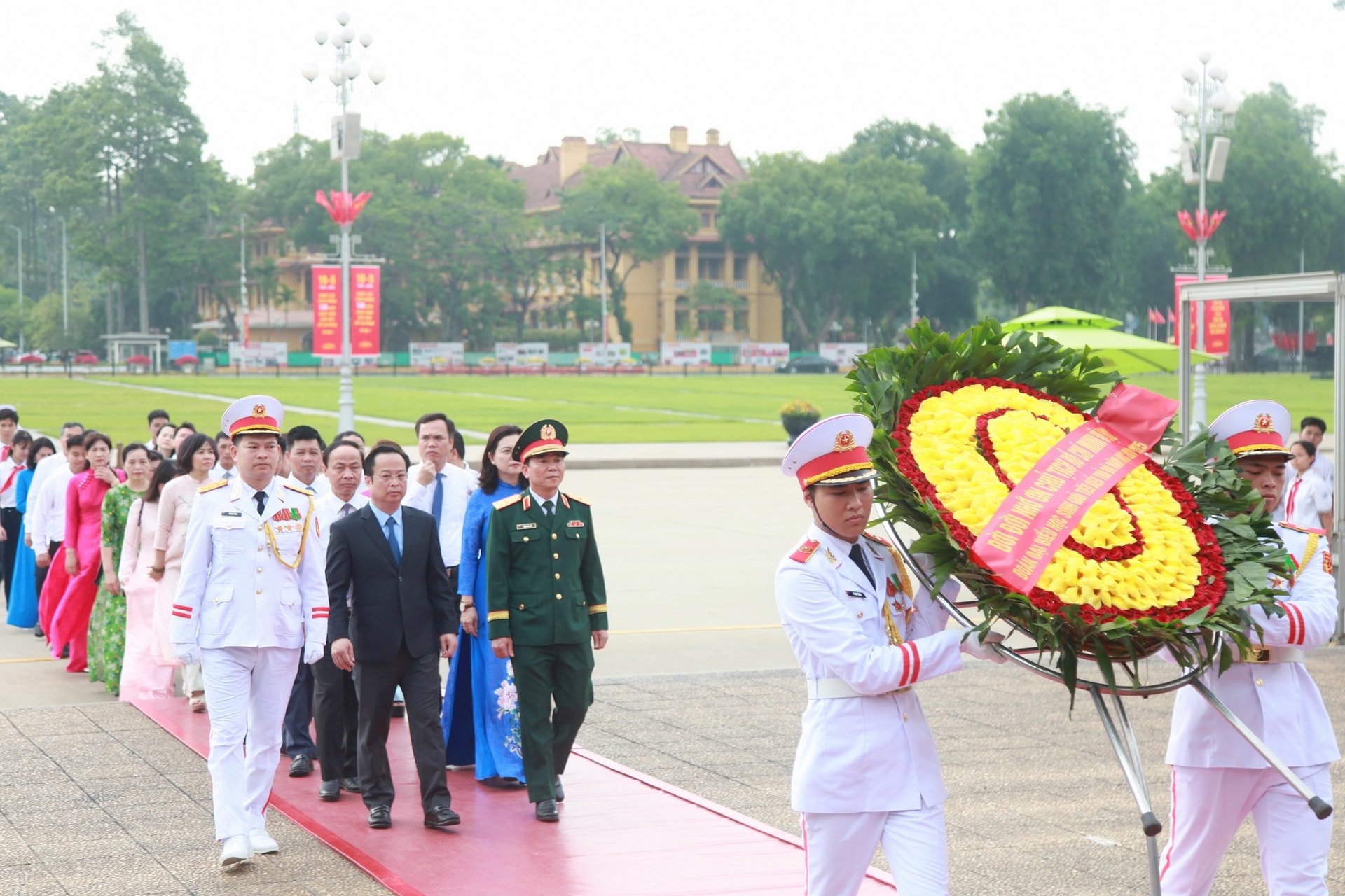200 học sinh giỏi tiêu biểu của Thủ đô báo công dâng Bác- Ảnh 1.