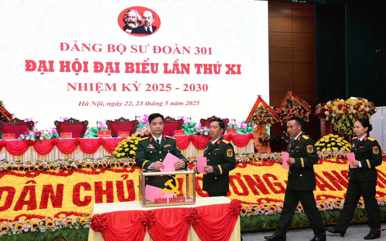 Đại biểu bỏ phiếu bầu Ban Chấp hành Đảng bộ Sư đoàn 301, nhiệm kỳ 2025-2030.