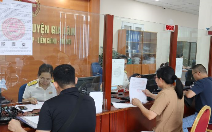 Đội thuế huyện Gia Lâm hướng dẫn người nộp thuế thực hiện các quy định về đăng ký thuế, đăng ký kinh doanh