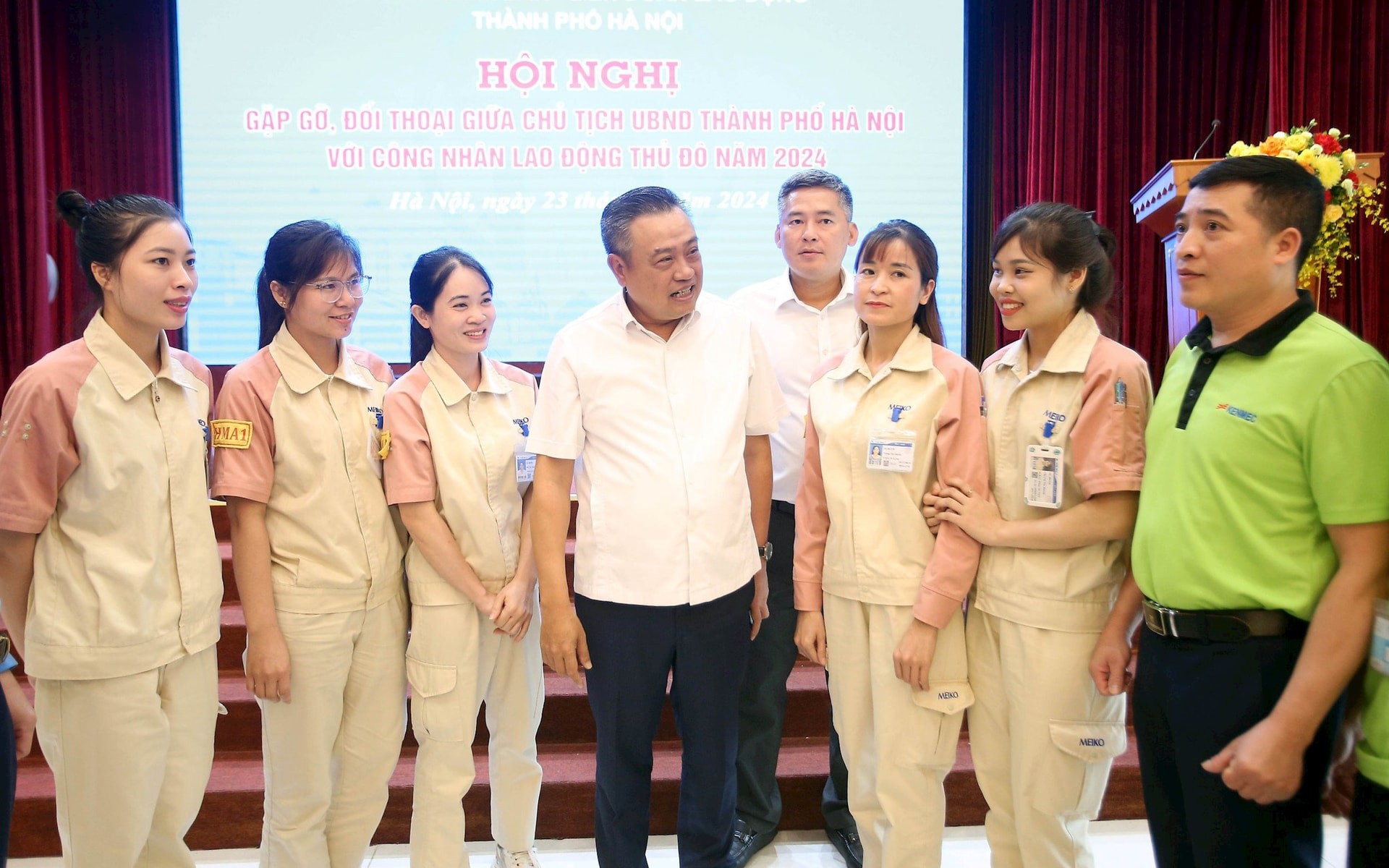 Chủ tịch UBND thành phố Trần Sỹ Thanh trao đổi với người lao động tại Hội nghị Gặp gỡ, đối thoại giữa Chủ tịch UBND thành phố Hà Nội với công nhân lao động Thủ đô. Ảnh: HNMO