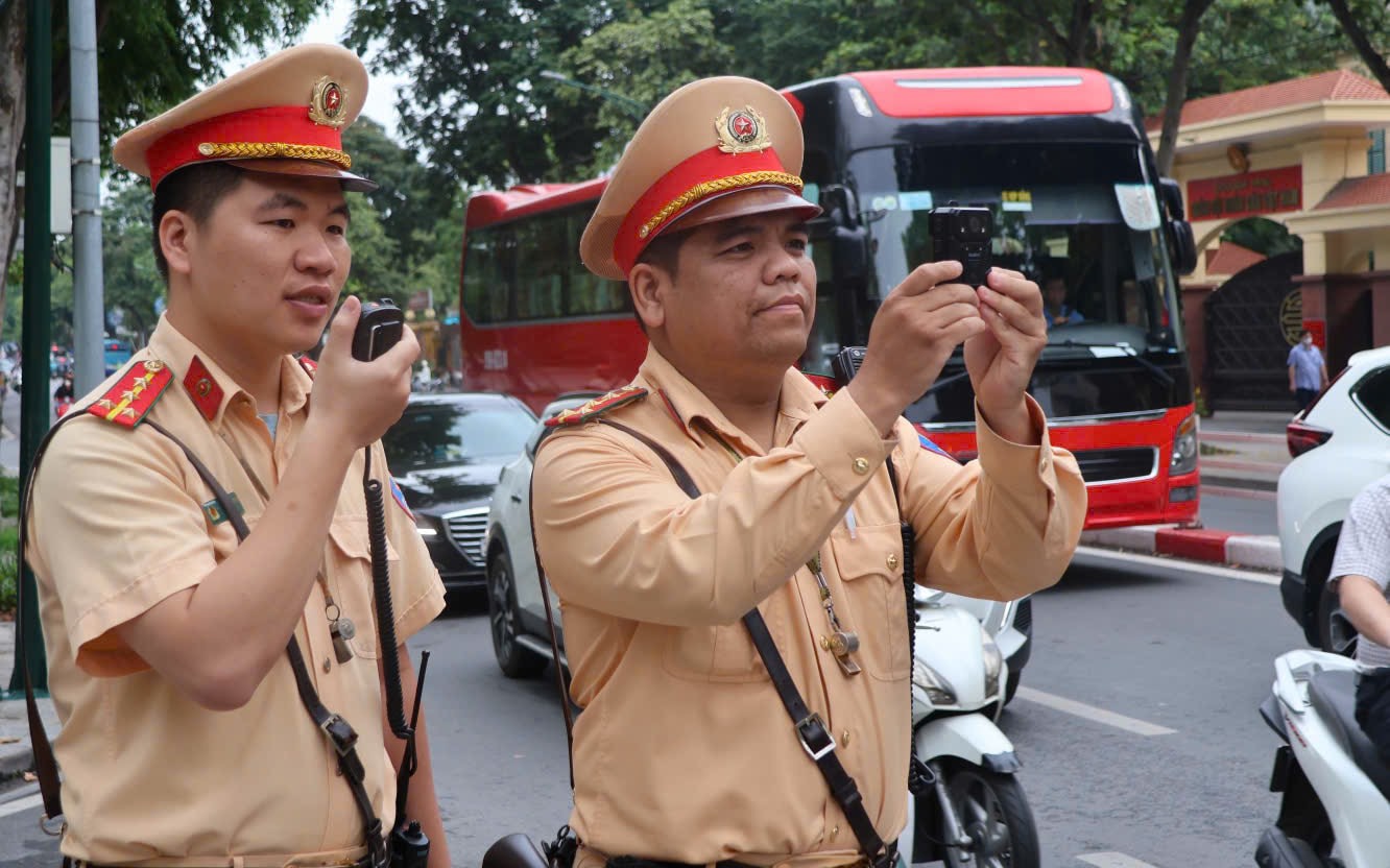 Cán bộ, chiến sĩ sử dụng thiết bị nghiệp vụ để ghi hình vi phạm. Sau khi phát hiện vi phạm, sẽ báo cho tổ công tác dừng xe để xử lý. 