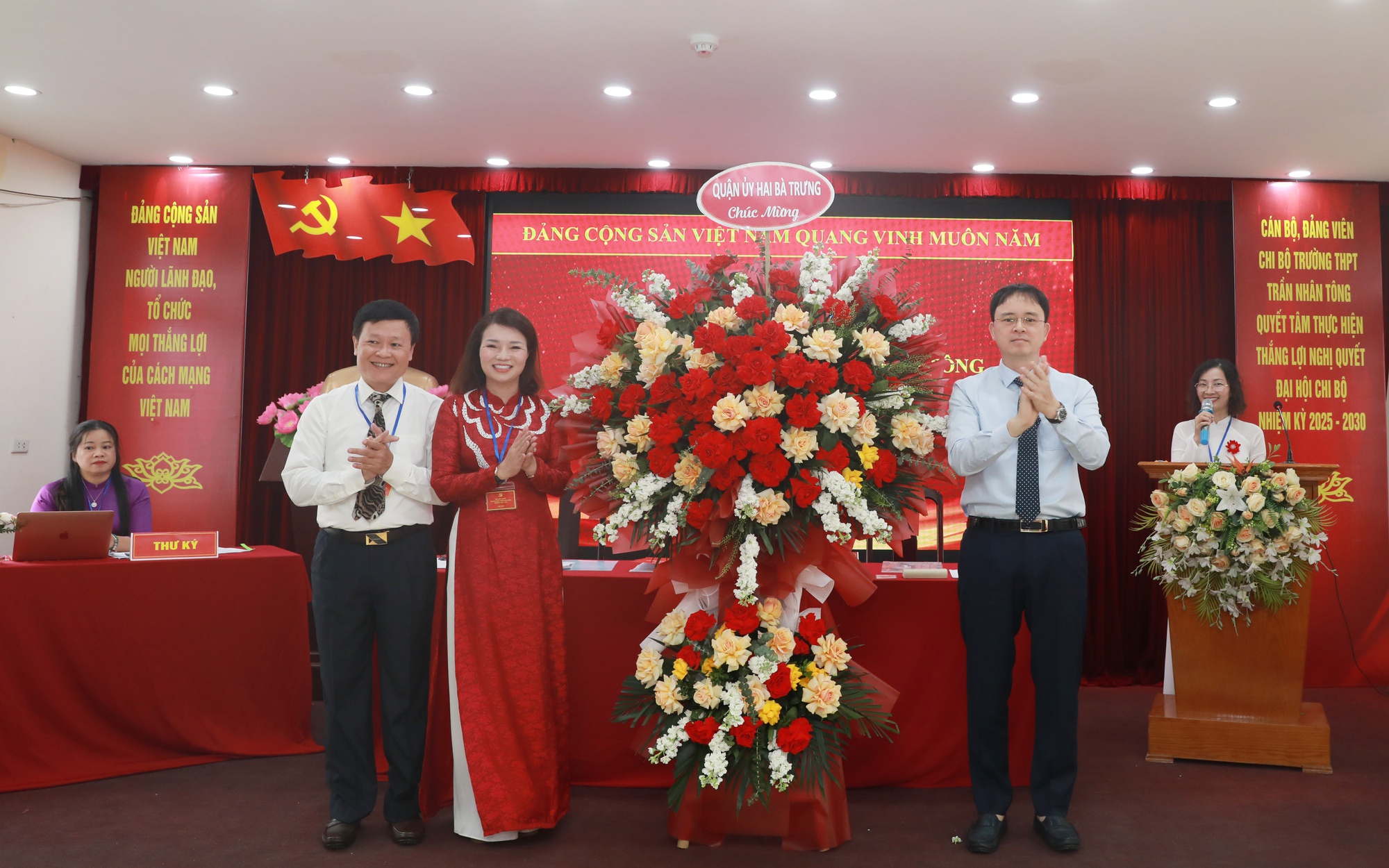 Phó Bí thư Quận ủy, Chủ tịch UBND quận Hai Bà Trưng Nguyễn Quang Trung, tặng hoa chúc mừng Đại hội