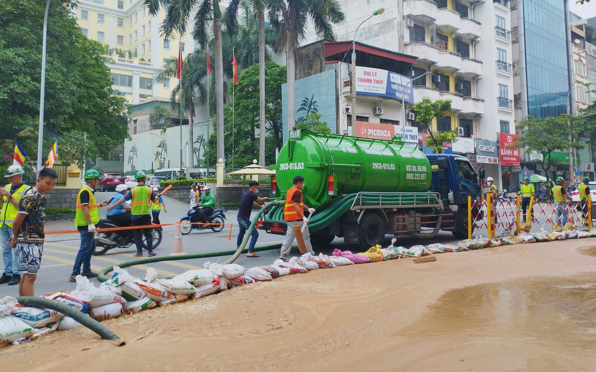 Hiện tượng hỗn hợp bùn phun lên mặt đất khi khoan hầm đường sắt đô thị Nhổn - ga Hà Nội tại phường Cát Linh
