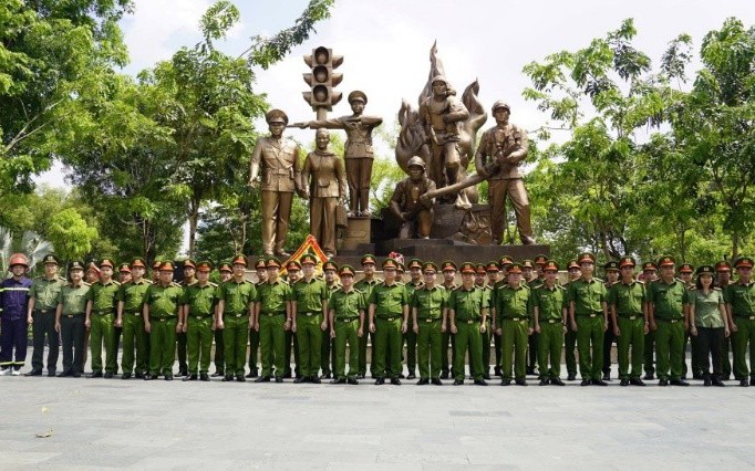 Các đại biểu chụp ảnh lưu niệm
