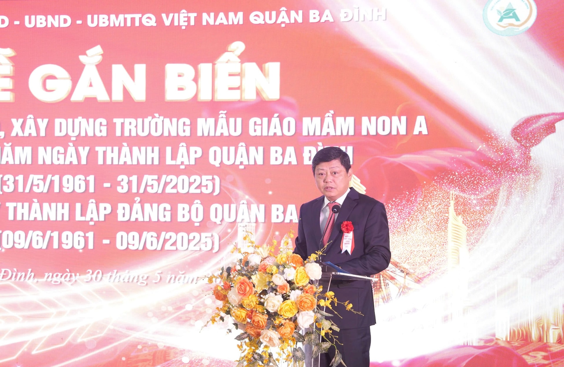 Ba Đình gắn biển công trình chào mừng kỷ niệm 64 năm Ngày thành lập quận- Ảnh 2.