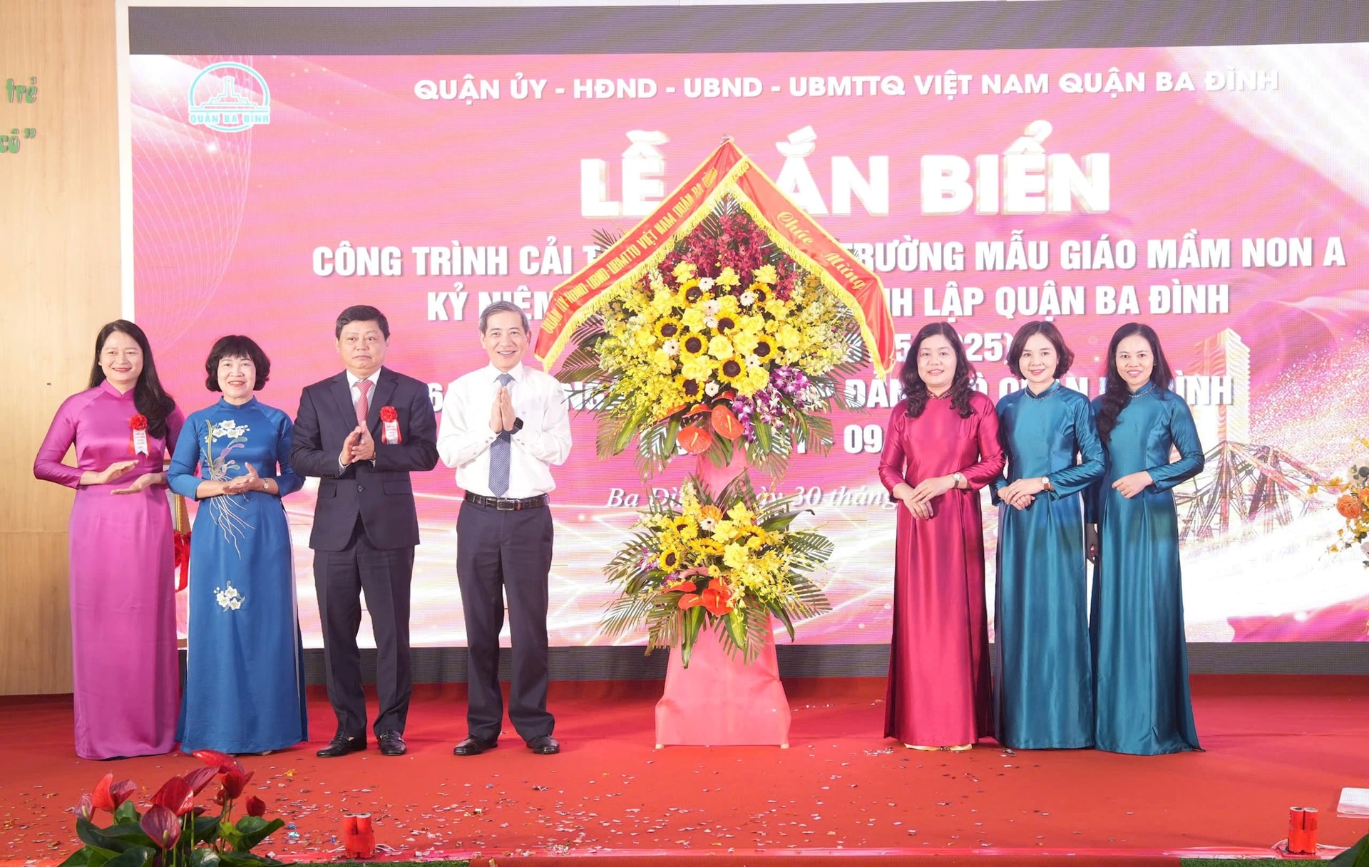 Ba Đình gắn biển công trình chào mừng kỷ niệm 64 năm Ngày thành lập quận- Ảnh 1.
