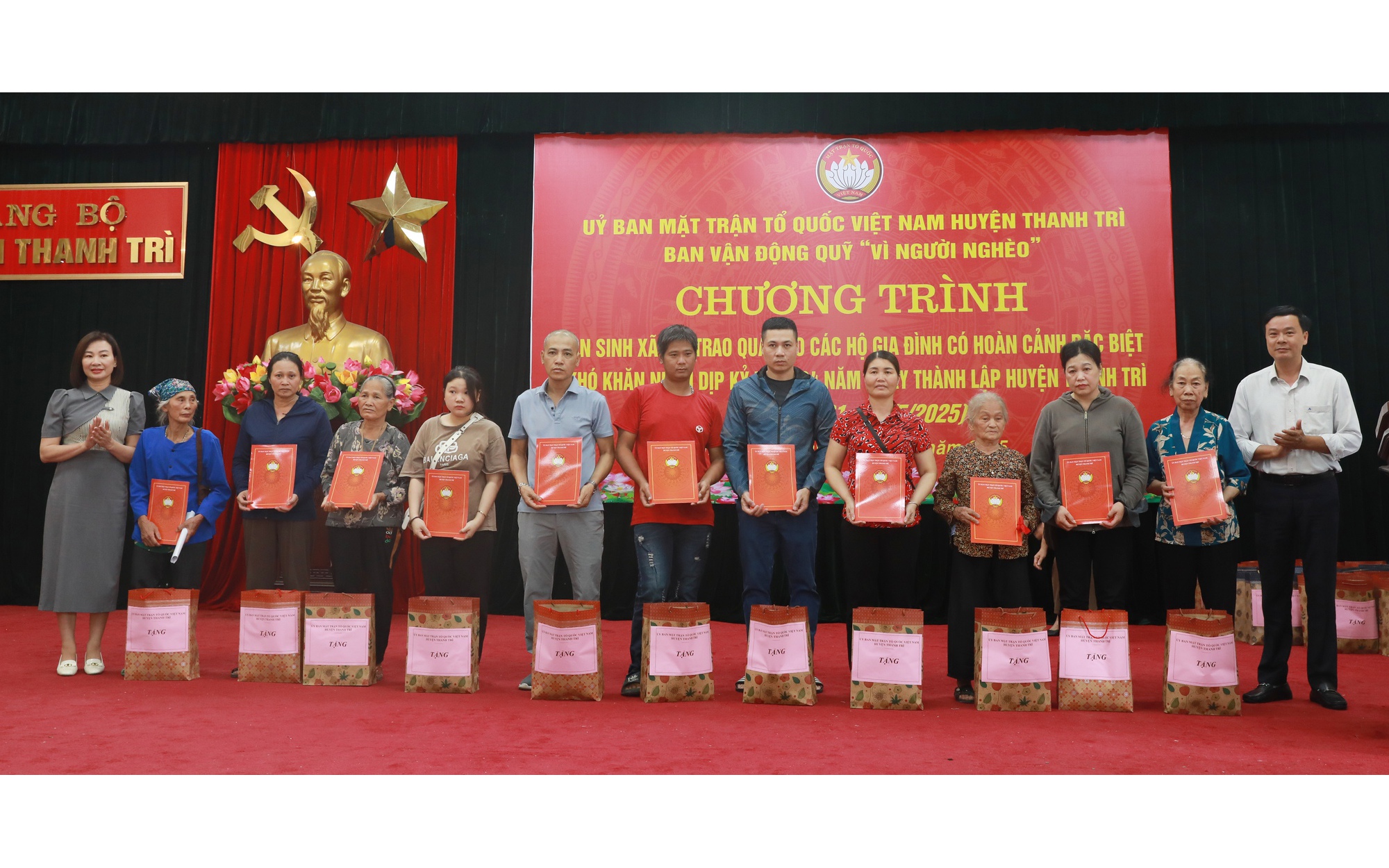 Trao quà cho các hộ gia đình có hoàn cảnh đặc biệt khó khăn huyện Thanh Trì