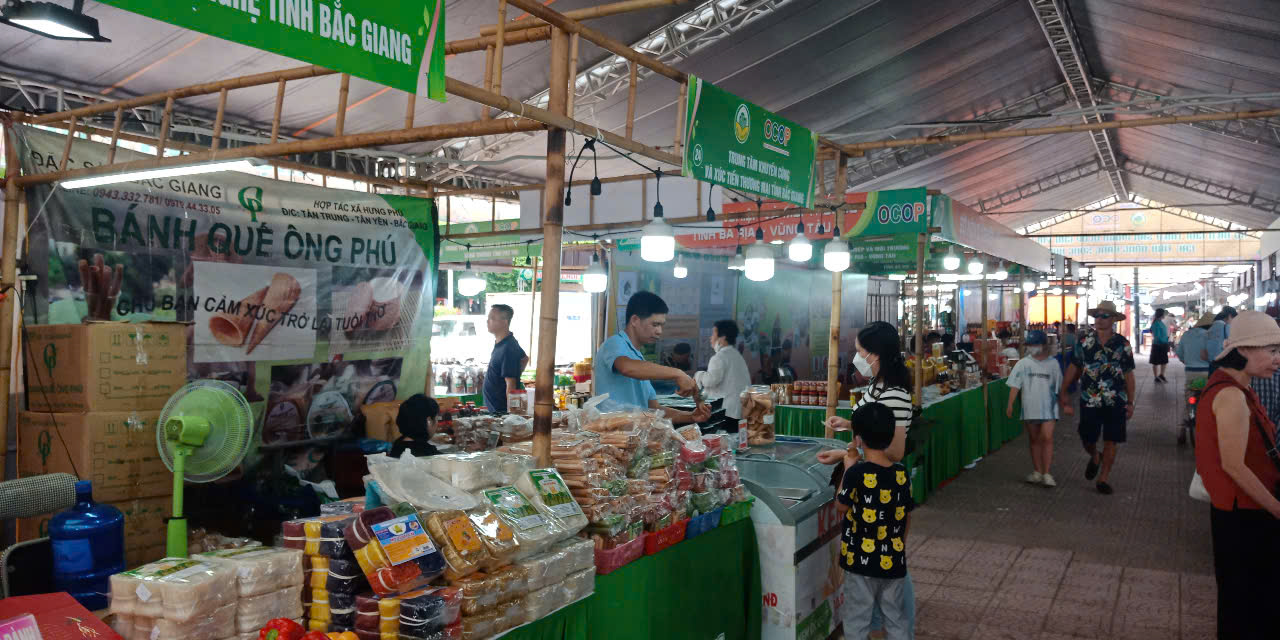 Khai mạc sự kiện giới thiệu sản phẩm OCOP gắn với văn hóa các tỉnh Đồng bằng sông Hồng- Ảnh 2.