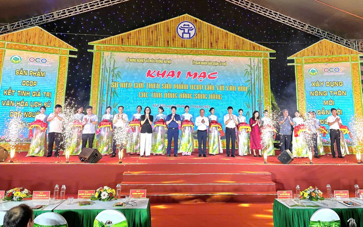Các đại biểu cắt băng khai mạc sự kiện.