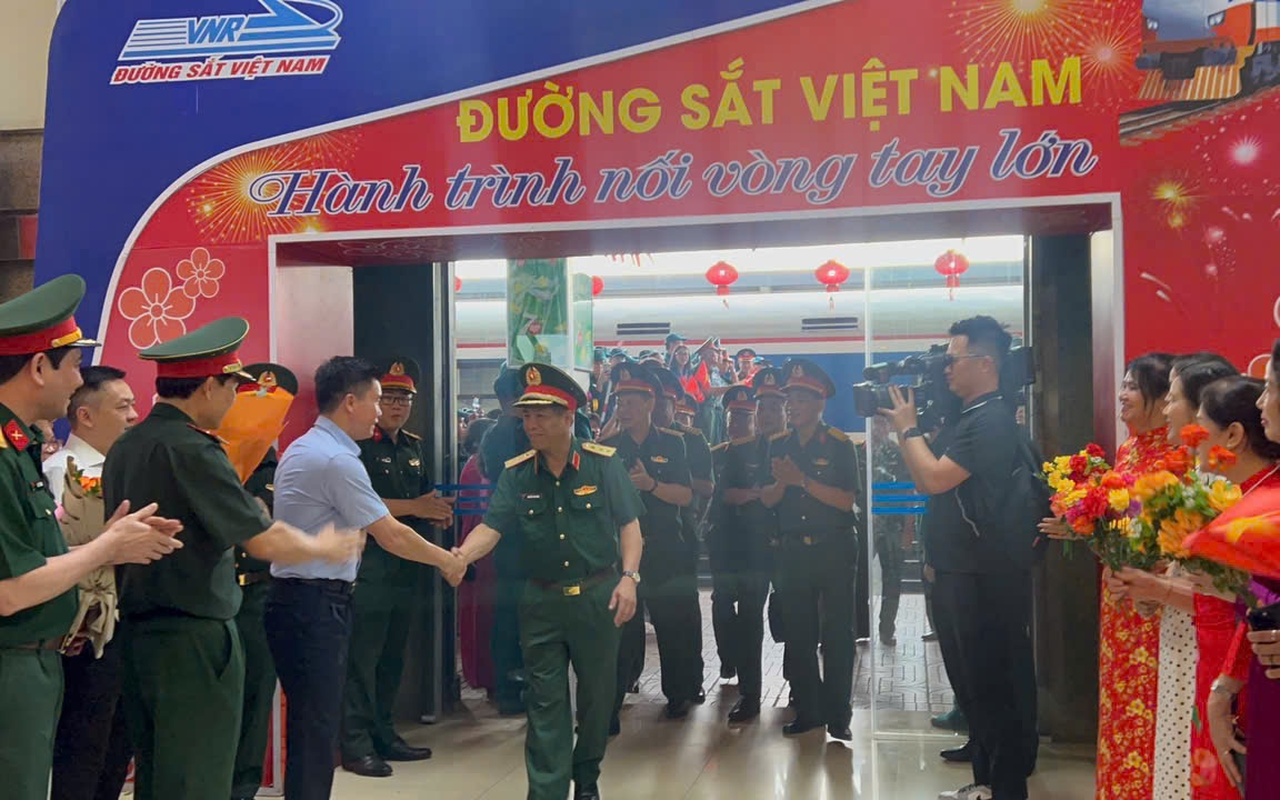 Đồng chí Lê Tuấn Định, Phó Bí thư Quận ủy, Chủ tịch UBND quận Đống Đa chào đón Thượng tướng Nguyễn Văn Nghĩa, Phó tổng Tham mưu trưởng Quân đội nhân dân Việt Nam