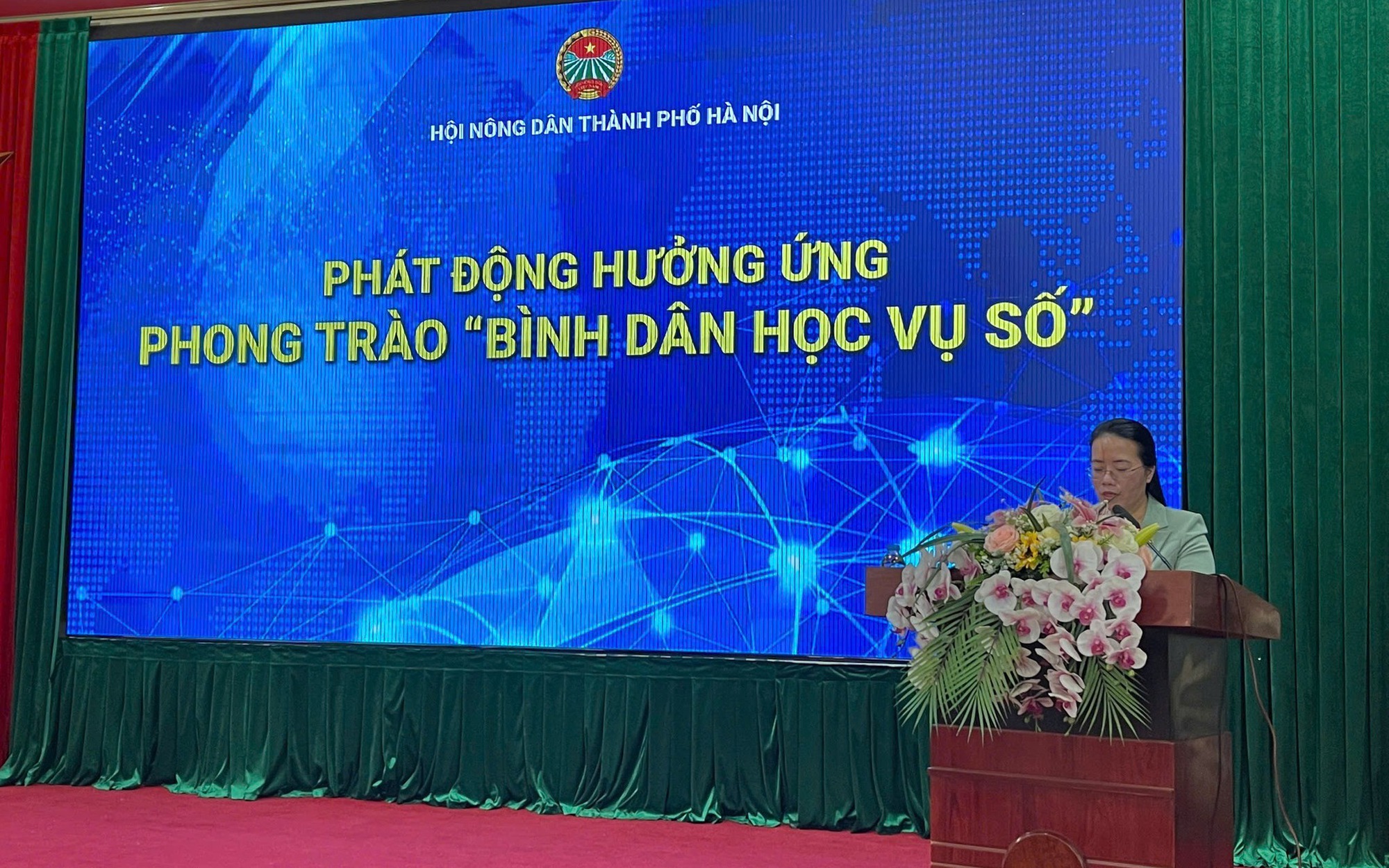 Chủ tịch Hội Nông dân thành phố Hà Nội Phạm Hải Hoa phát động hưởng ứng phong trào "Bình dân học vụ số"