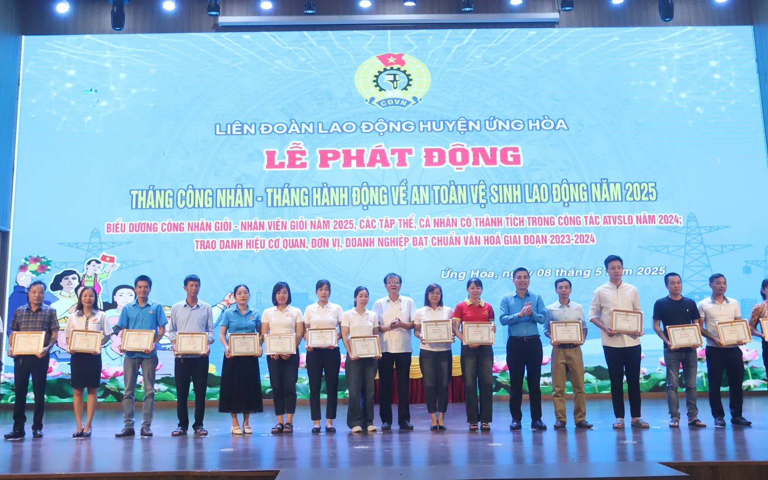 Lãnh đạo LĐLĐ Thành phố và huyện Ứng Hoà trao Giấy khen cho các tập thể, cá nhân có thành tích xuất sắc