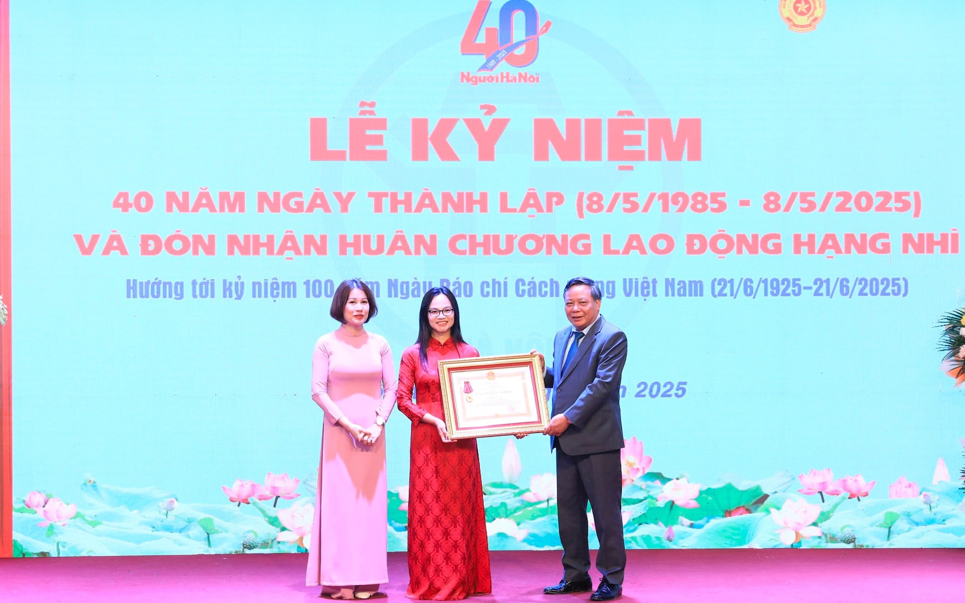 Phó Bí thư Thường trực Thành ủy Nguyễn Văn Phong trao Huân chương Lao động hạng Nhì tặng Tạp chí Người Hà Nội