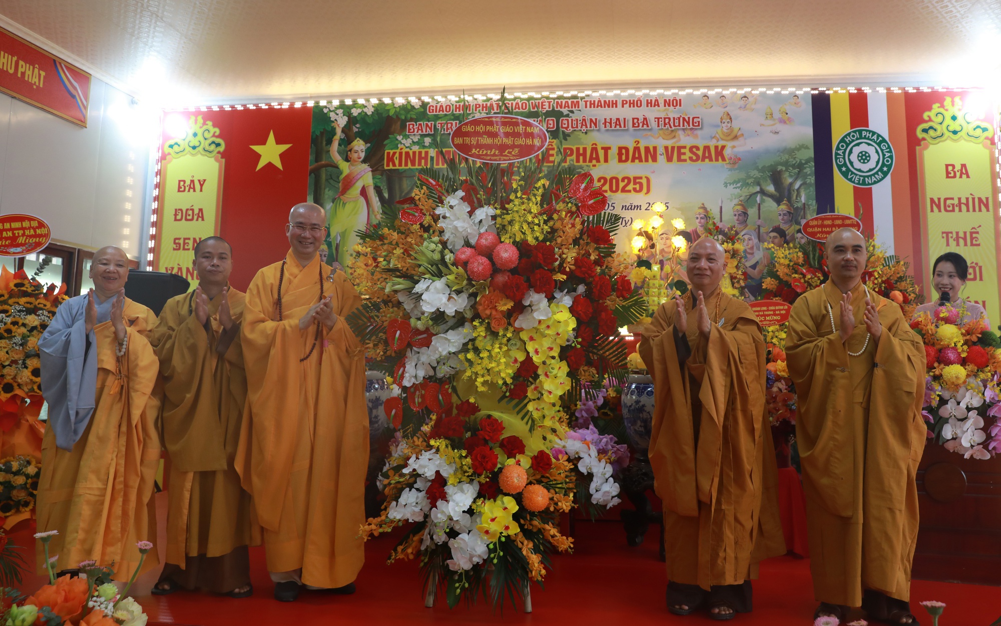 Thượng tọa Thích Chiếu Tuệ tặng hoa chúc mừng Giáo hội Phật giáo Việt Nam quận Hai Bà Trưng