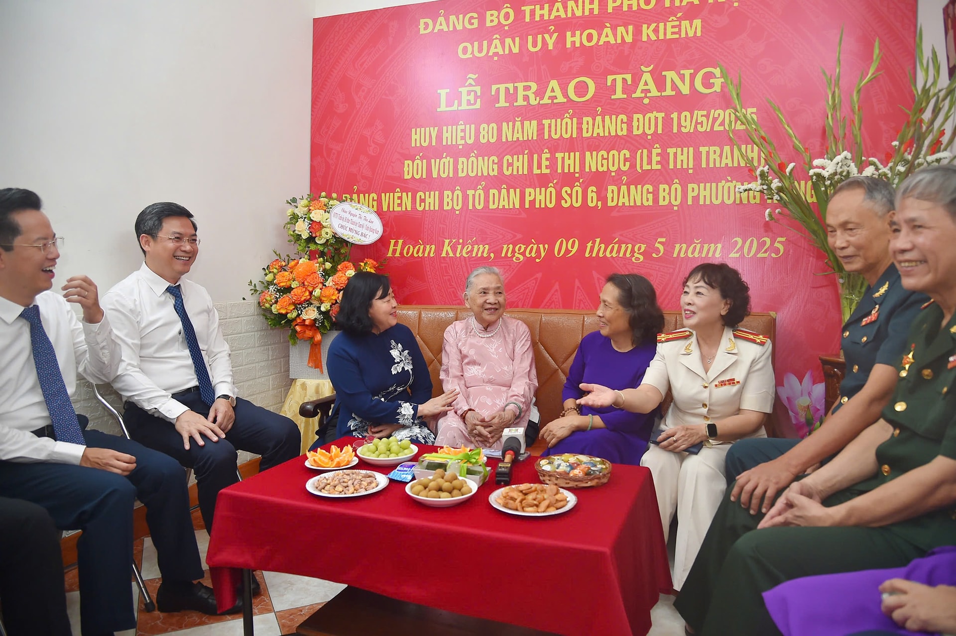 Bí thư Thành ủy Bùi Thị Minh Hoài trao Huy hiệu 80 năm tuổi Đảng tặng đồng chí Lê Thị Ngọc- Ảnh 2.