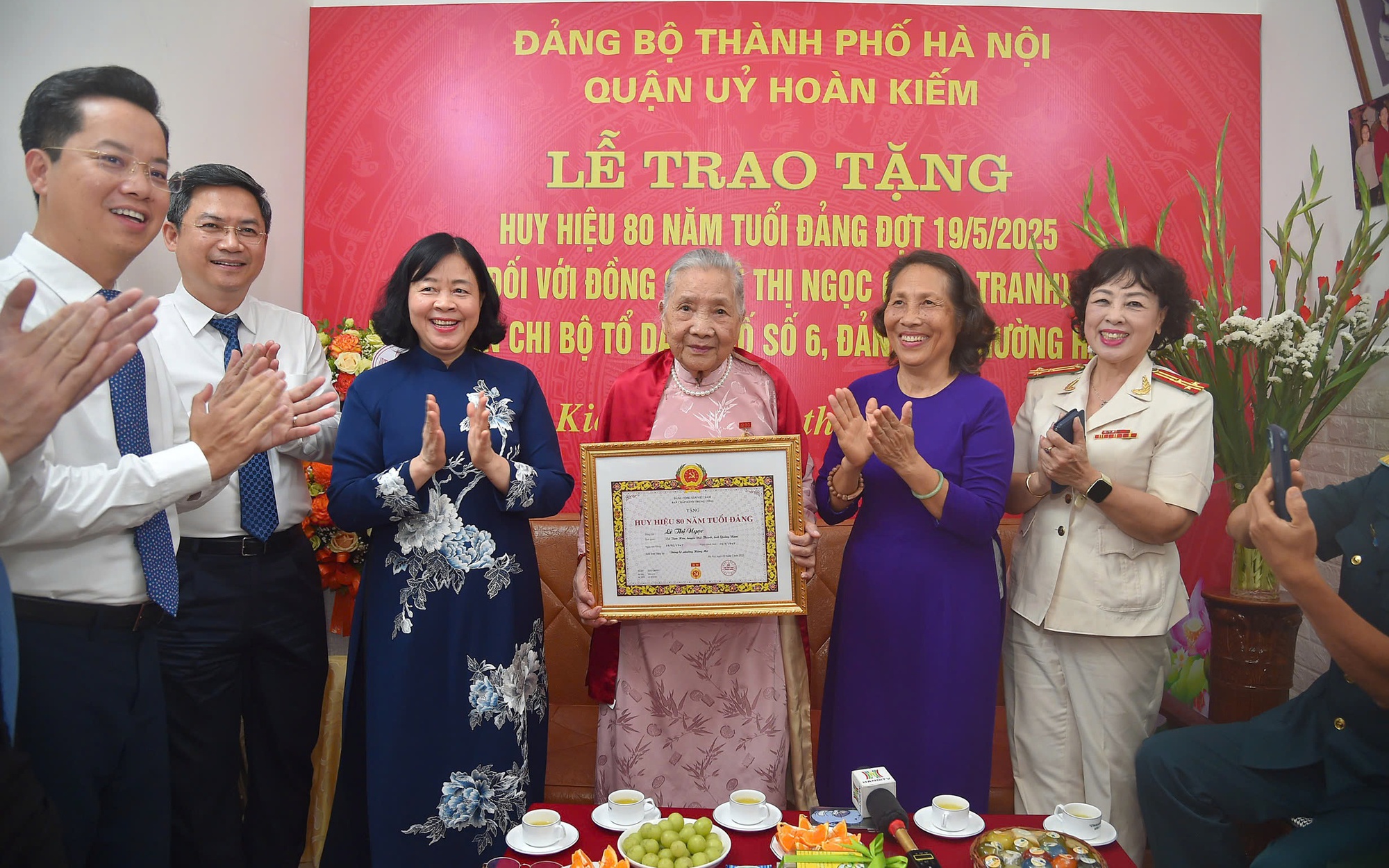 Bí thư Thành ủy Hà Nội Bùi Thị Minh Hoài cùng các đại biểu và gia đình chúc mừng đồng chí Lê Thị Ngọc