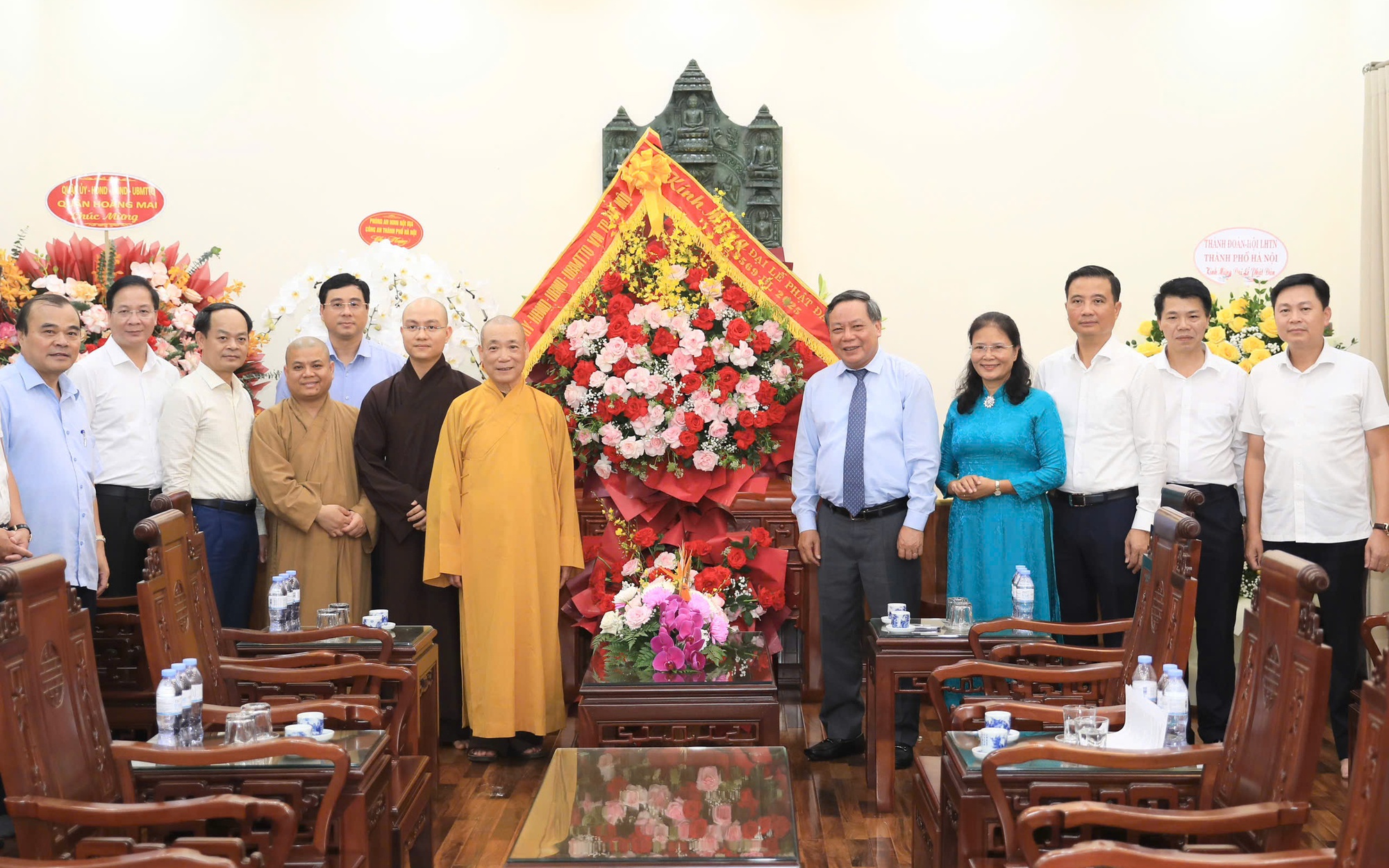 Phó Bí thư Thường trực Thành ủy Nguyễn Văn Phong cùng các đồng chí lãnh đạo Thành phố tặng hoa chúc mừng Ban Hoằng pháp Trung ương Giáo hội Phật giáo Việt Nam