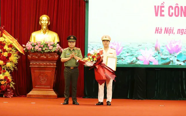 Thừa ủy quyền của lãnh đạo Bộ Công an, Trung tướng Nguyễn Thanh Tùng trao Quyết định bổ nhiệm chức vụ Phó Giám đốc Công an Thành phố cho Đại tá Nguyễn Đức Long.