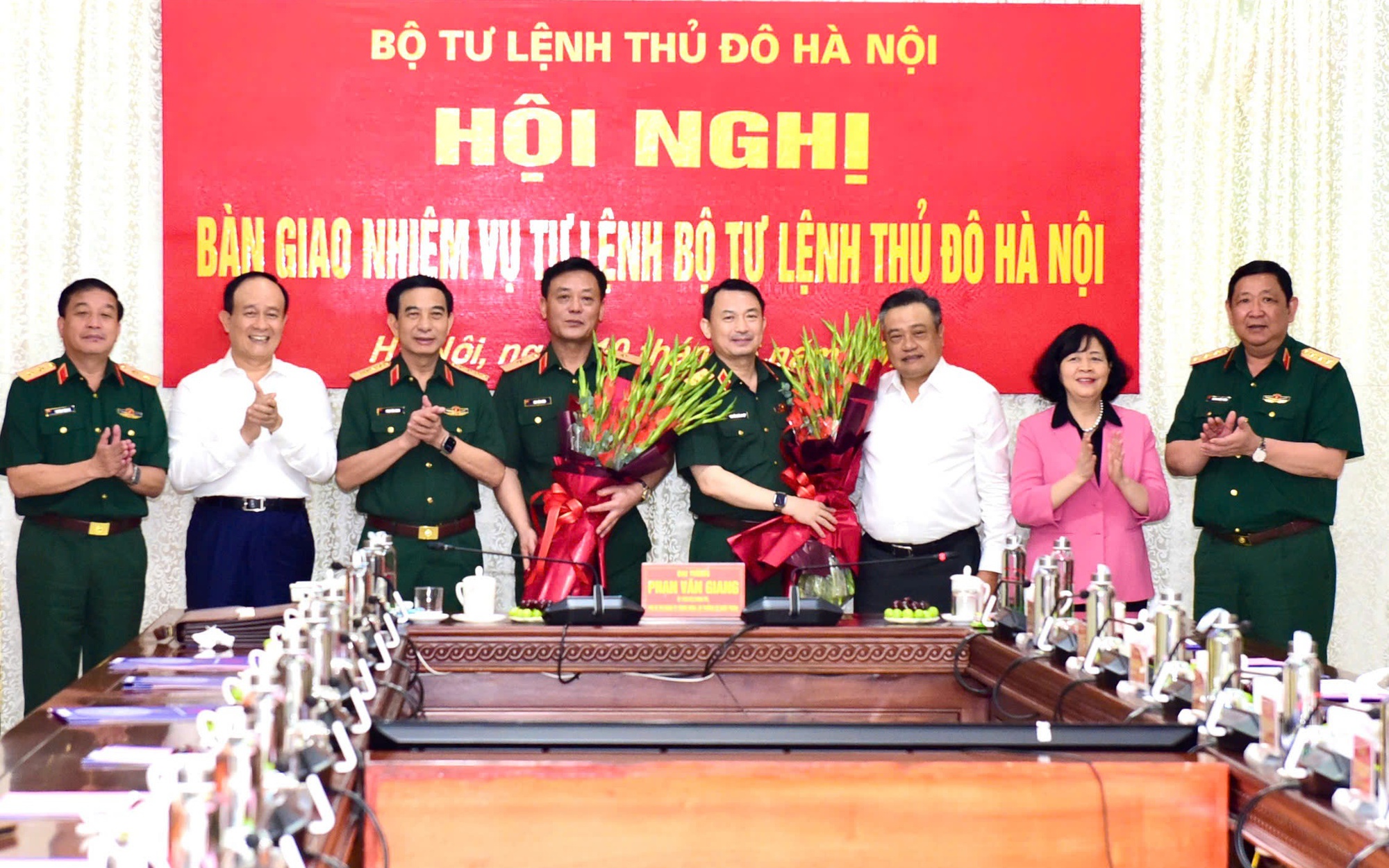 Lãnh đạo Bộ Quốc phòng và lãnh đạo thành phố Hà Nội tặng hoa chúc mừng Trung tướng Nguyễn Quốc Duyệt và Thiếu tướng Đào Văn Nhận