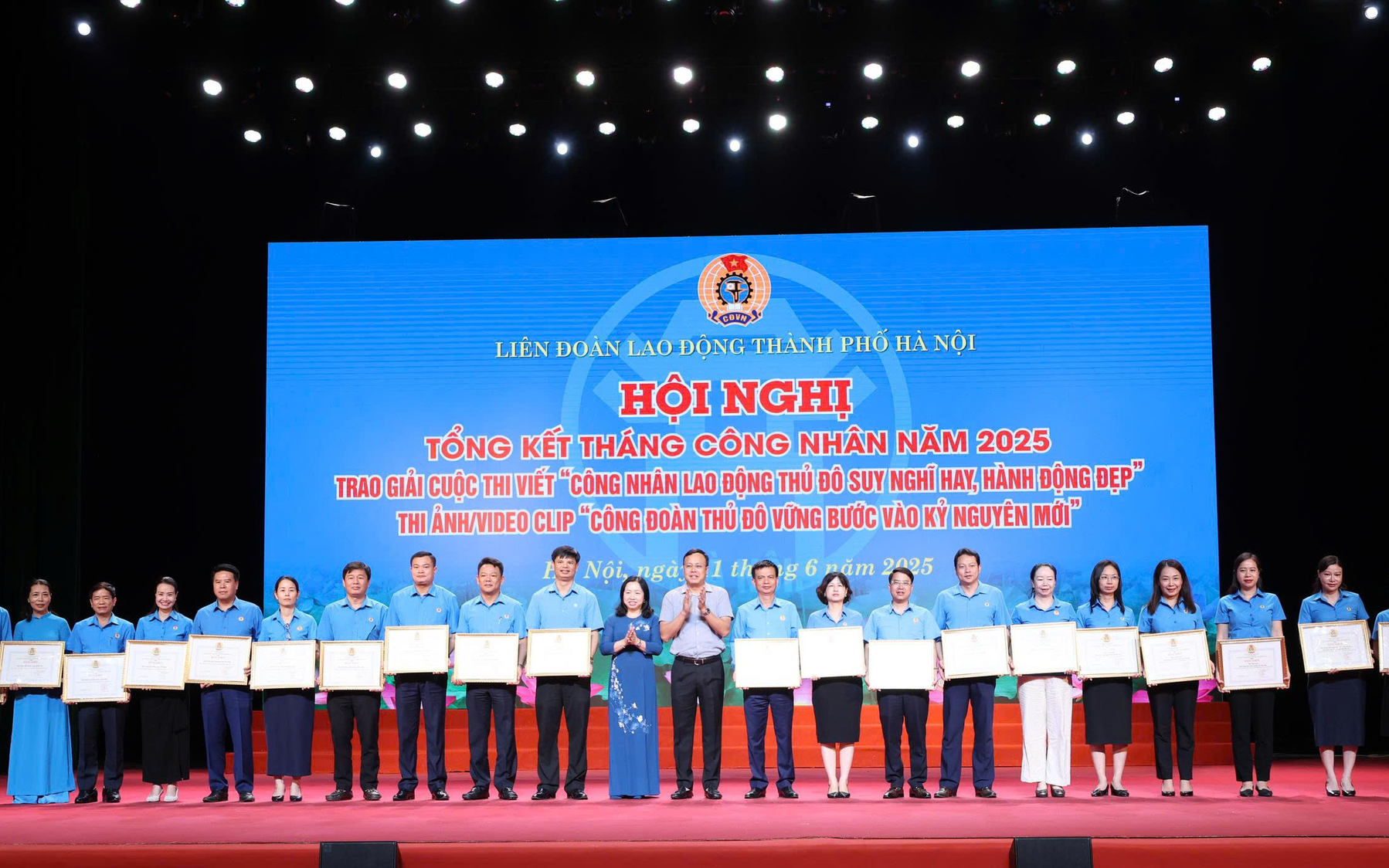 Phó Chủ tịch Thường trực Tổng LĐLĐ Việt Nam Thái Thu Xương và Chủ tịch LĐLĐ thành phố Hà Nội Phạm Quang Thanh trao Bằng khen cho các đơn vị có thành tích xuất sắc trong tổ chức hoạt động Tháng Công nhân năm 2025.