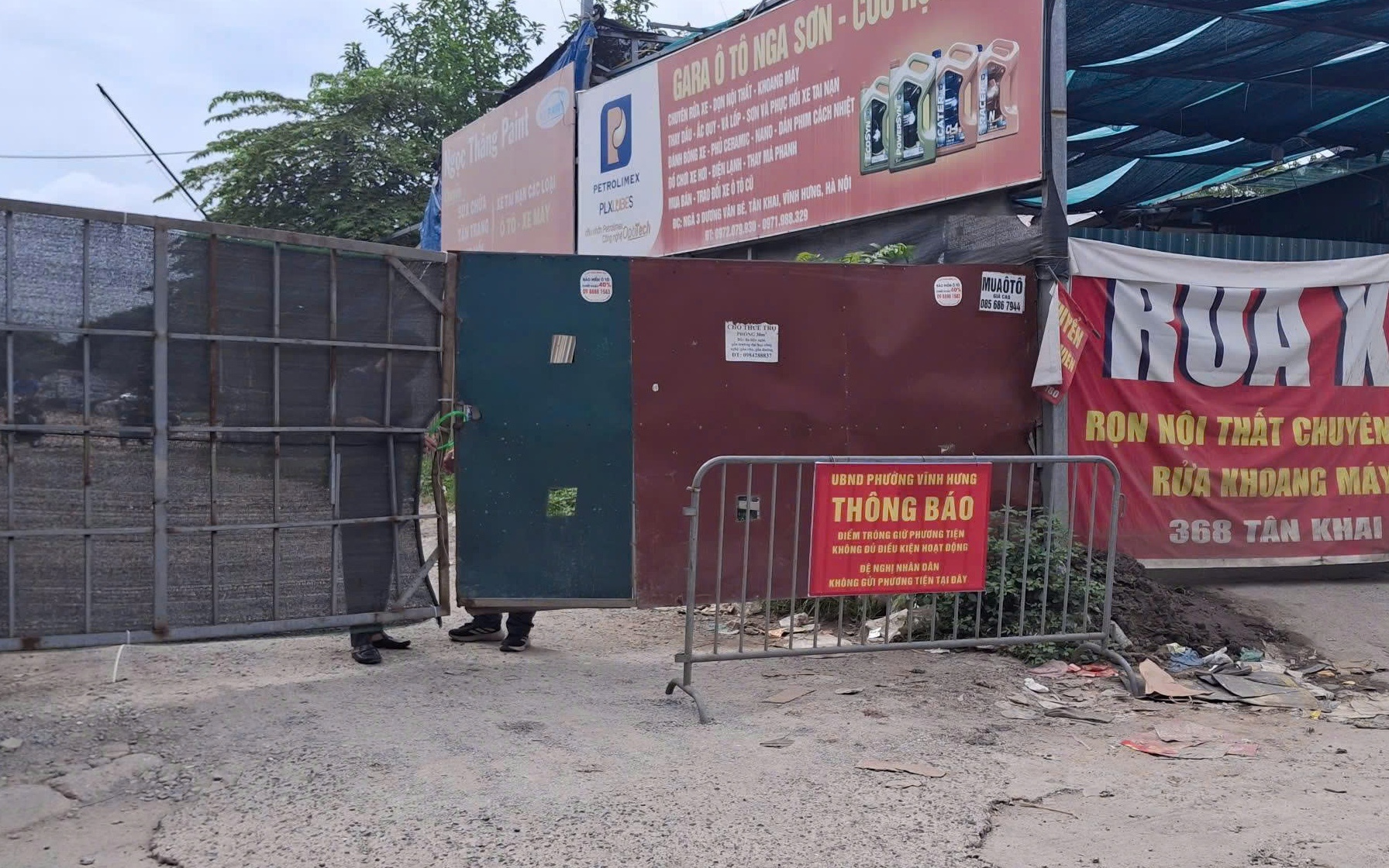 Đóng cửa bãi xe vi phạm tại phường Vĩnh Hưng