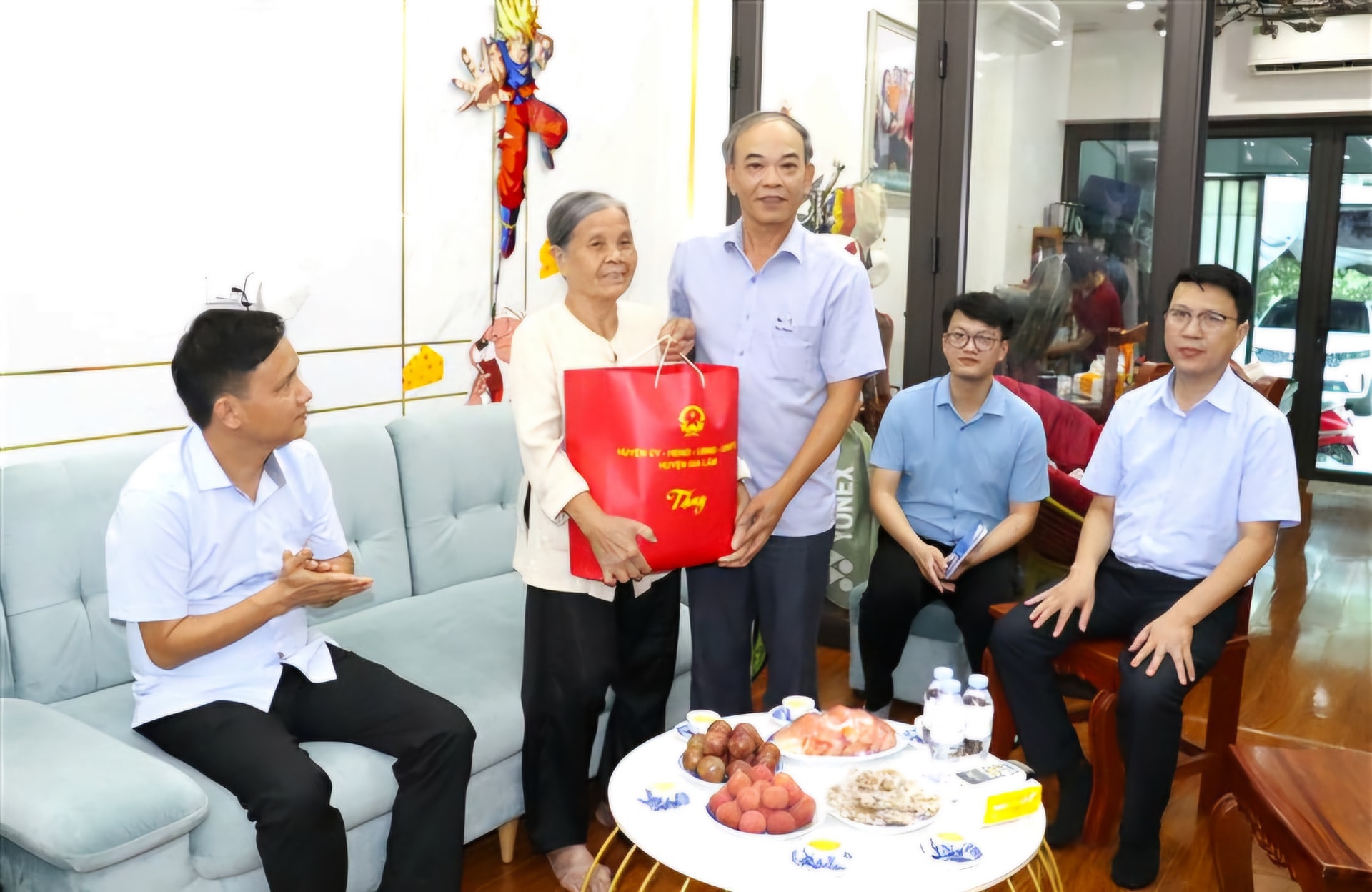 Lãnh đạo huyện Gia Lâm thăm, tặng quà các gia đình chính sách- Ảnh 3.