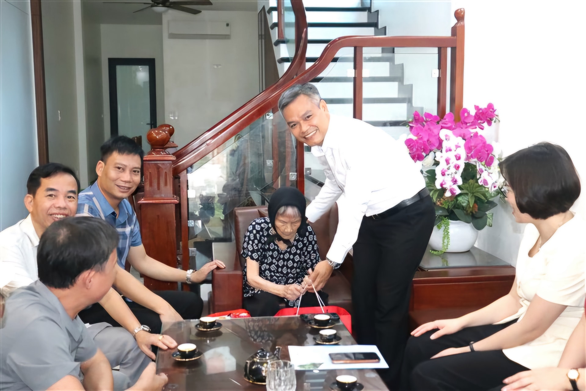 Lãnh đạo huyện Gia Lâm thăm, tặng quà các gia đình chính sách- Ảnh 1.