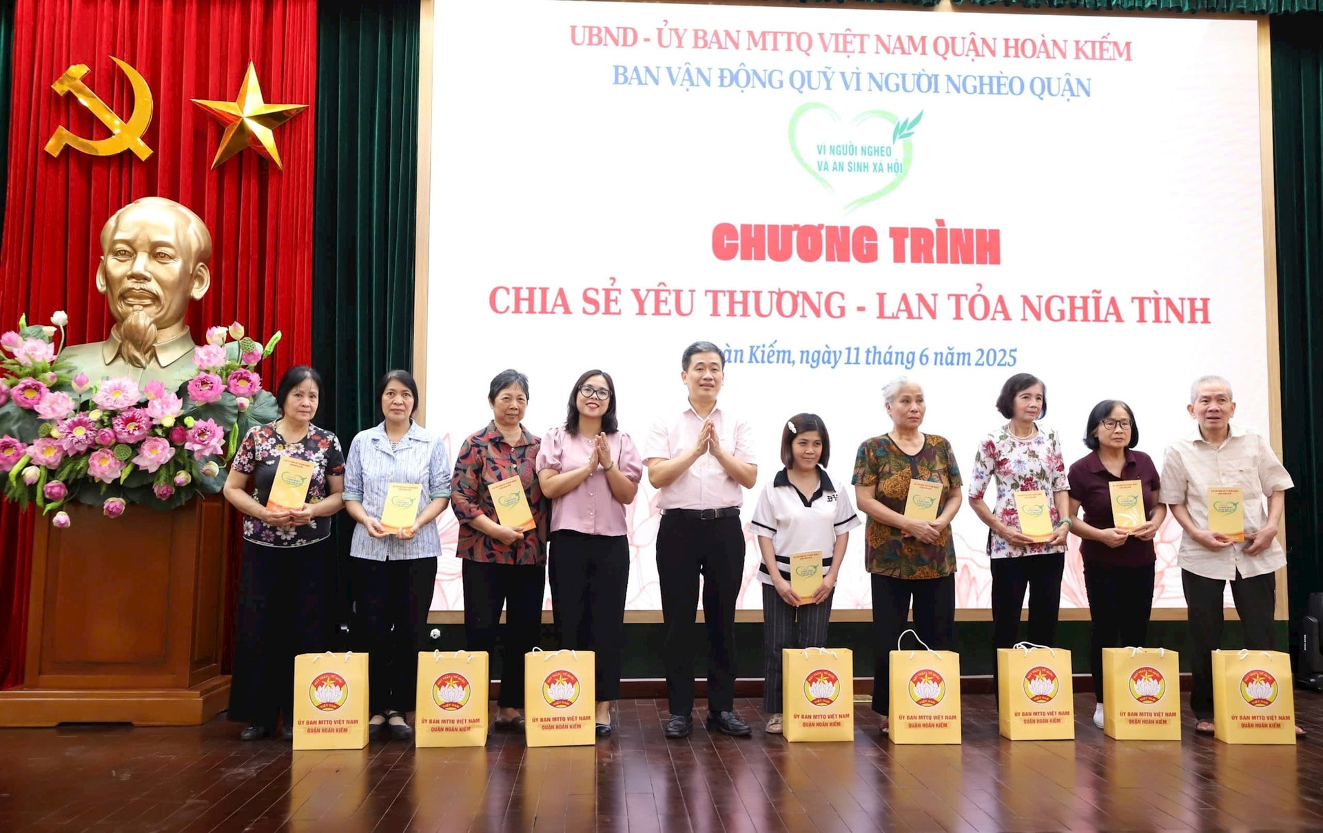 Quận Hoàn Kiếm: “Chia sẻ yêu thương - Lan tỏa tình nghĩa”- Ảnh 2.