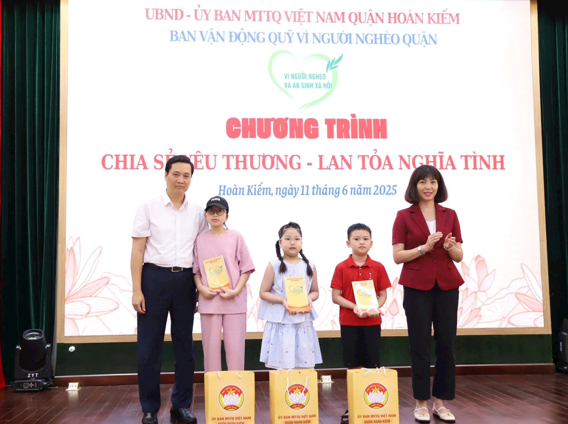 Quận Hoàn Kiếm: “Chia sẻ yêu thương - Lan tỏa tình nghĩa”- Ảnh 1.