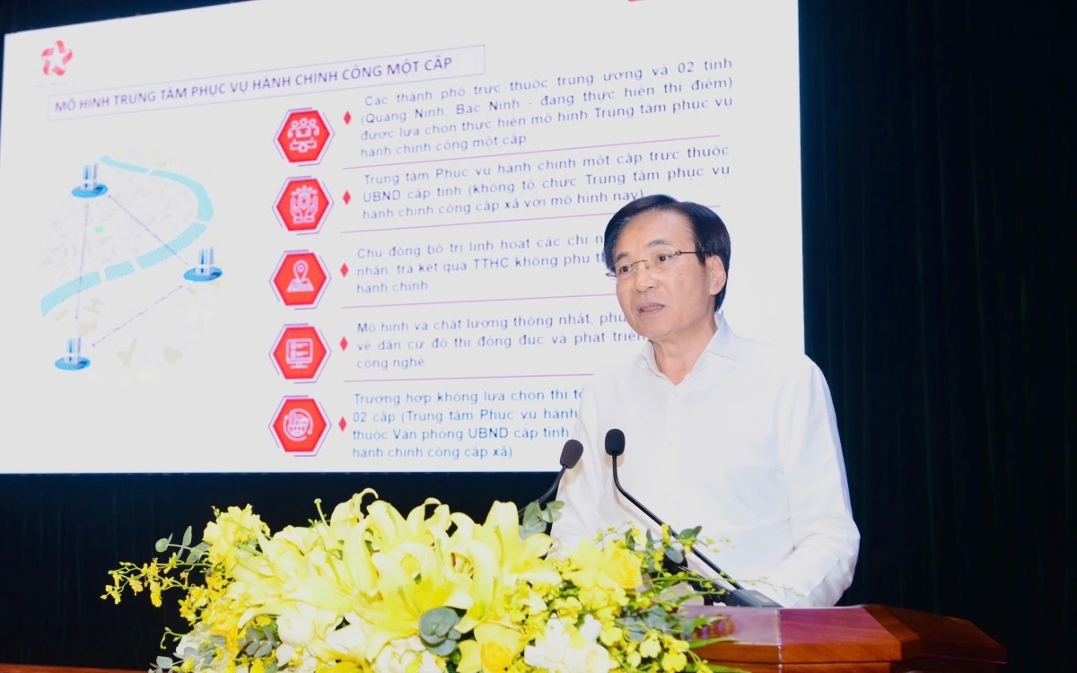 Bộ trưởng, Chủ nhiệm Văn phòng Chính phủ Trần Văn Sơn trình bày chuyên đề