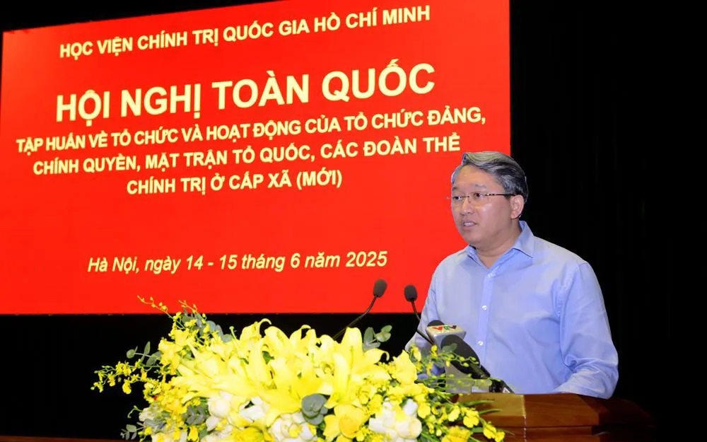 Bộ trưởng Bộ Tư pháp Nguyễn Hải Ninh trình bày Chuyên đề tại hội nghị tập huấn