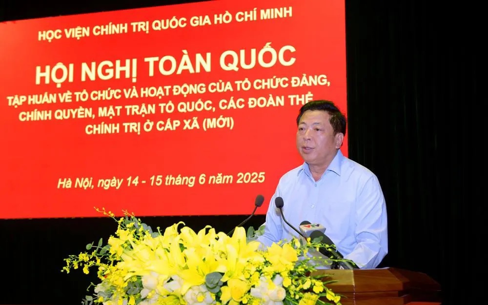 Bộ trưởng Bộ Xây dựng Trần Hồng Minh trình bày chuyên đề tại Hội nghị